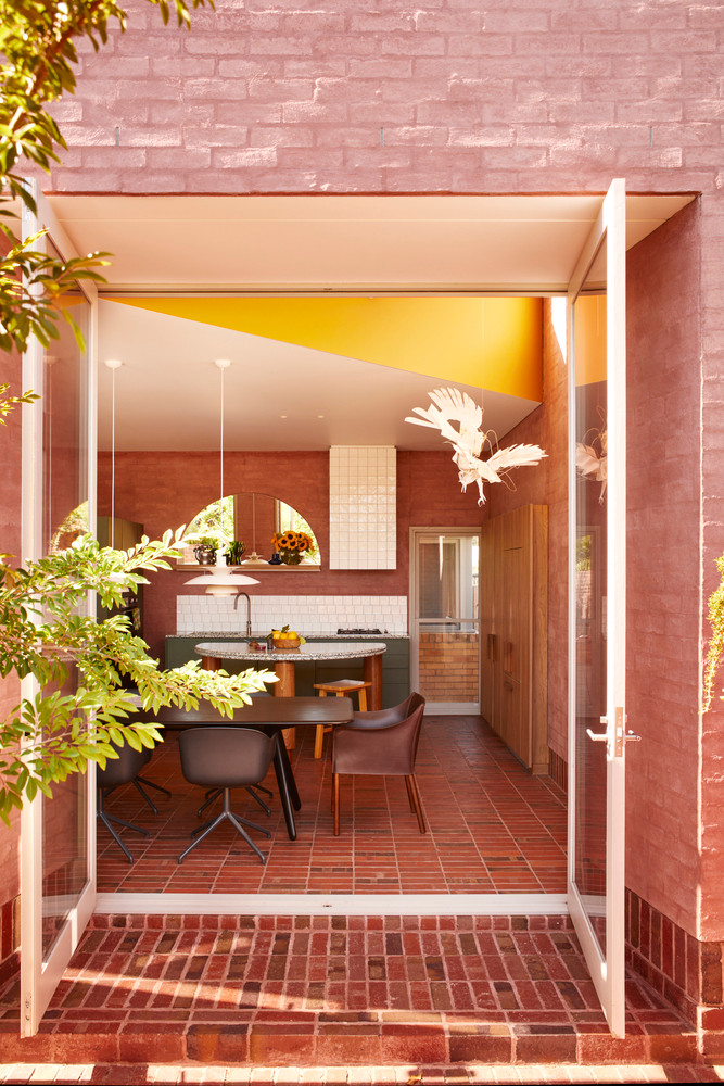 Không gian xanh bao quanh ngôi nhà để duy trì cho ngôi nhà luôn được mát mẻ.