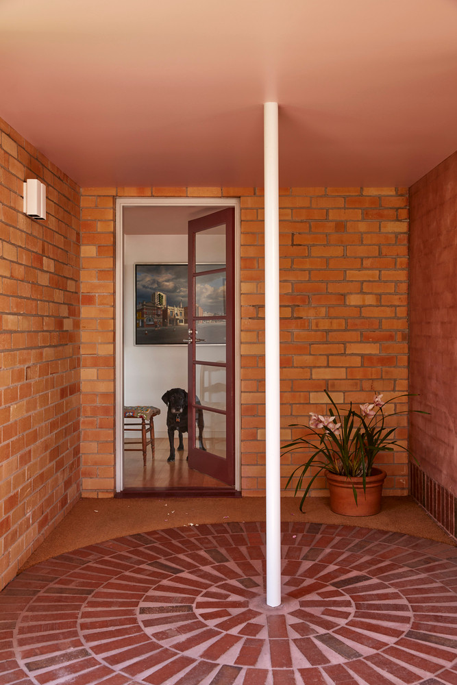 Không gian sinh hoạt chung được mở rộng với một phòng hướng ra sân sau, đảm bảo đủ không gian cho những đứa cháu chạy nhảy mỗi khi về nhà.