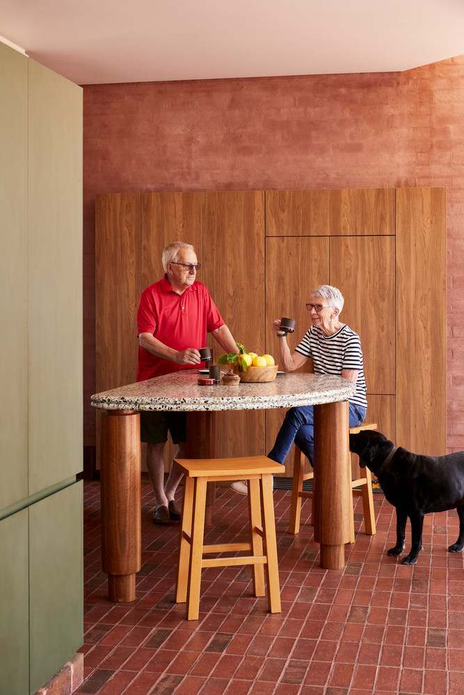 Không gian sinh hoạt chung được mở rộng với một phòng hướng ra sân sau, đảm bảo đủ không gian cho những đứa cháu chạy nhảy mỗi khi về nhà.