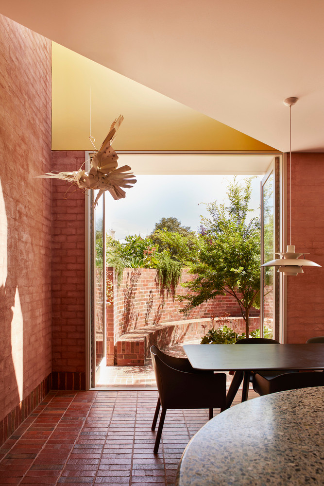 Không gian sinh hoạt chung được mở rộng với một phòng hướng ra sân sau, đảm bảo đủ không gian cho những đứa cháu chạy nhảy mỗi khi về nhà.