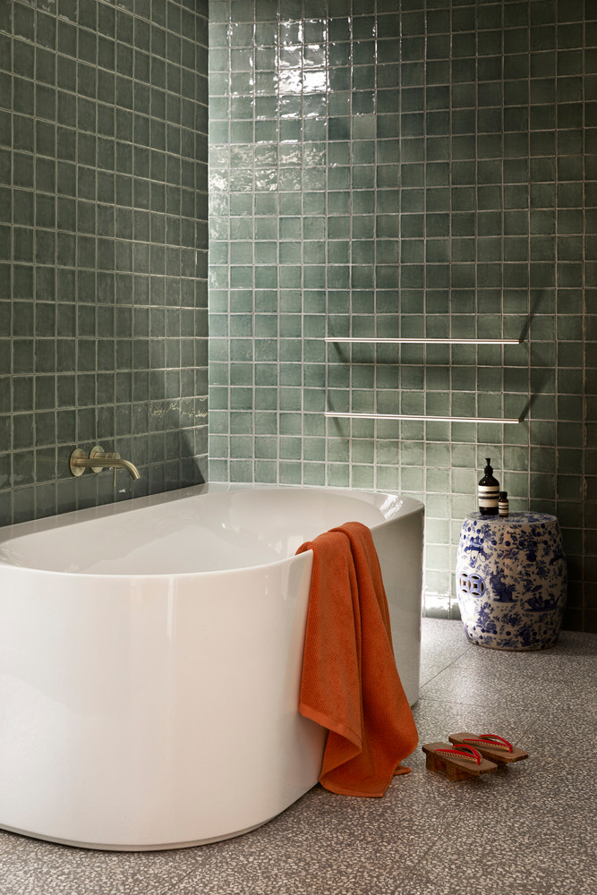 Phòng tắm được lát bằng gạch men xanh khổ nhỏ là điểm nhấn khác biệt trong ngôi nhà.