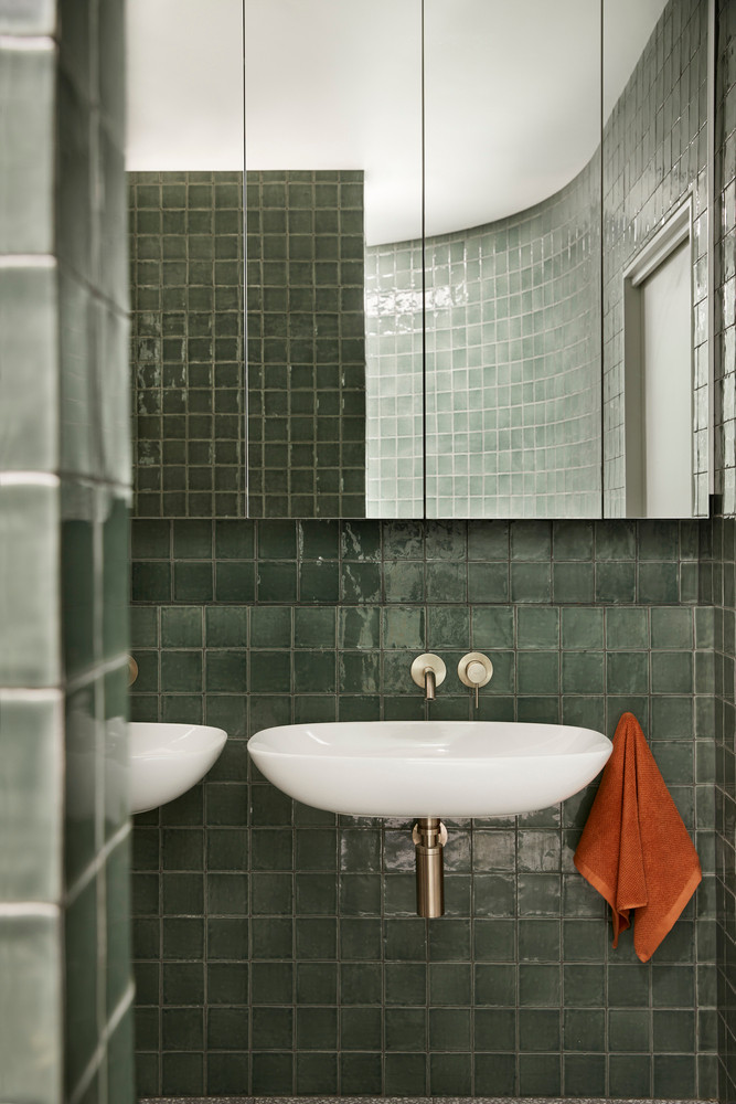 Phòng tắm được lát bằng gạch men xanh khổ nhỏ là điểm nhấn khác biệt trong ngôi nhà.