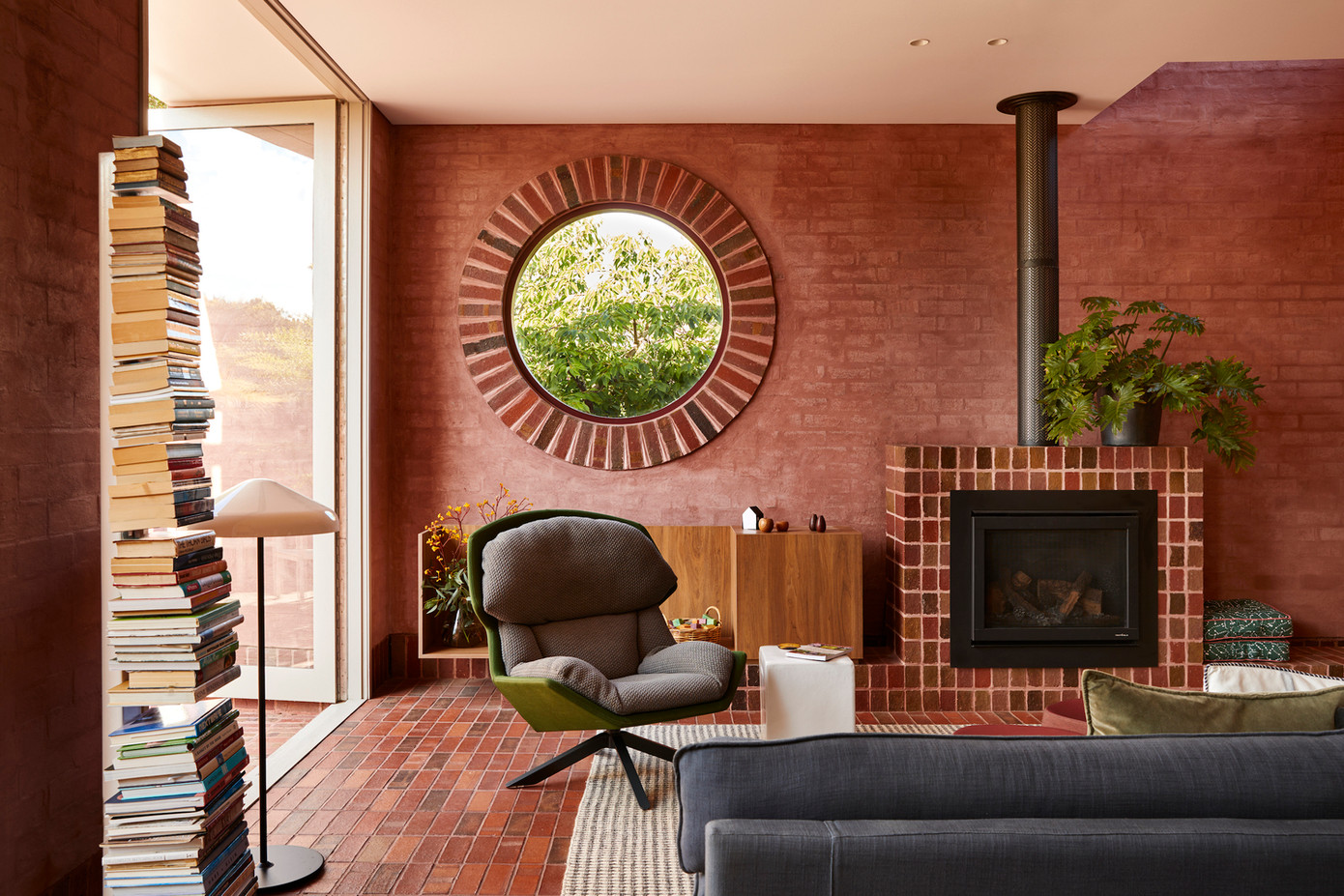 Không gian phòng bếp, phòng khách và khu vực ăn uống nối liền với hiên nhà và sân trong tạo điểm nhấn cho không gian ngôi nhà.