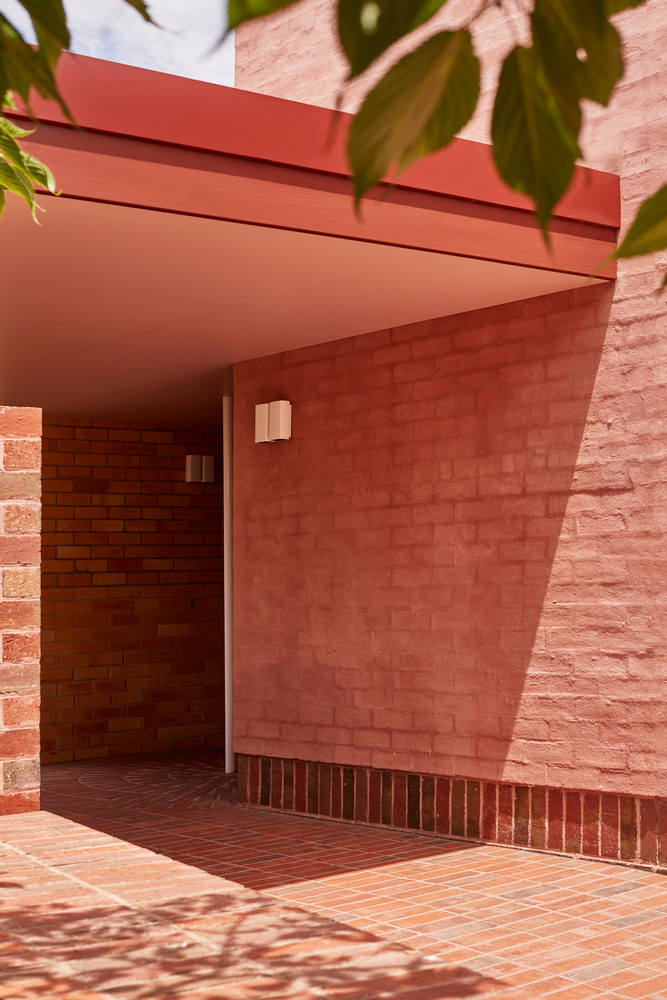 Ngôi nhà có diện tích khá khiêm tốn, chỉ 153m2. Thiết kế này giống hầu hết các ngôi nhà trong khu vực dân cư ở địa phương. Phần lớn các ngôi nhà ở đây đều có diện tích nhỏ, được xây dựng từ những vật liệu địa phương/