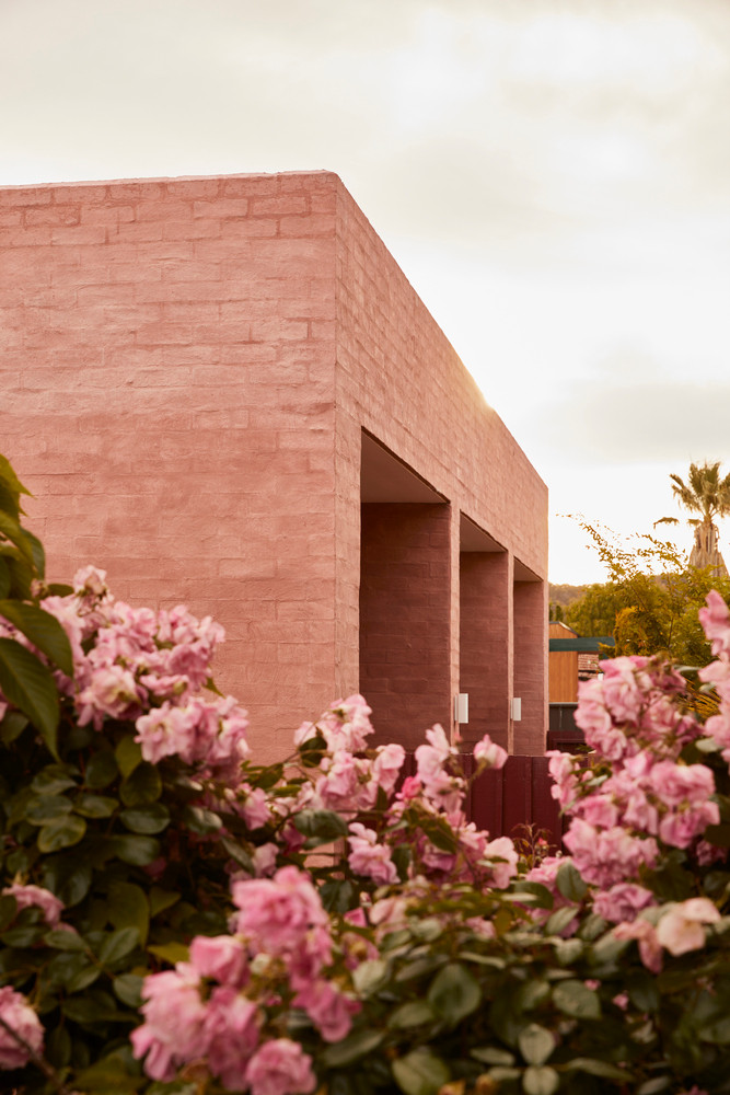 Không gian xanh bao quanh ngôi nhà để duy trì cho ngôi nhà luôn được mát mẻ.