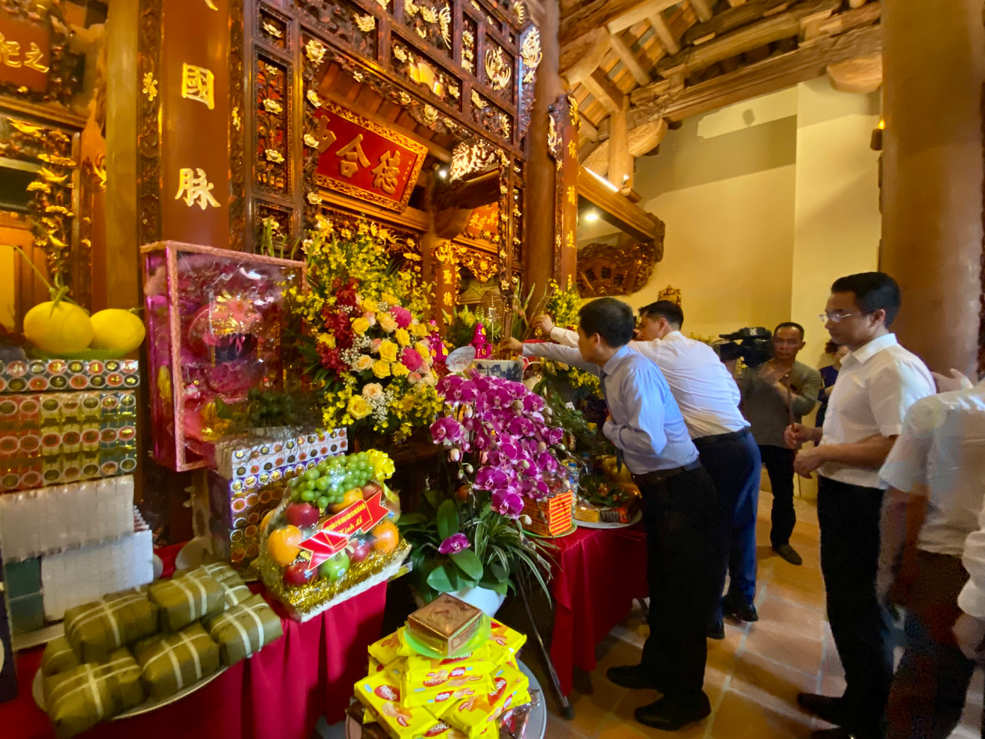 Các khách mời dâng hương tại đình Hà Vĩ.