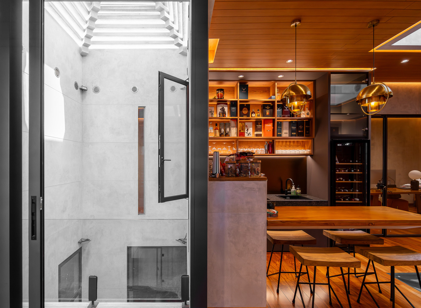 Thiết kế giếng trời mang lại cảm giác thoáng đãng, tăng cường luồng không khí tự nhiên nhờ hệ thống đường hầm gió và quạt trần. Thiết kế giếng trời mang lại cảm giác thoáng đãng, tăng cường luồng không khí tự nhiên nhờ hệ thống đường hầm gió và quạt trần.