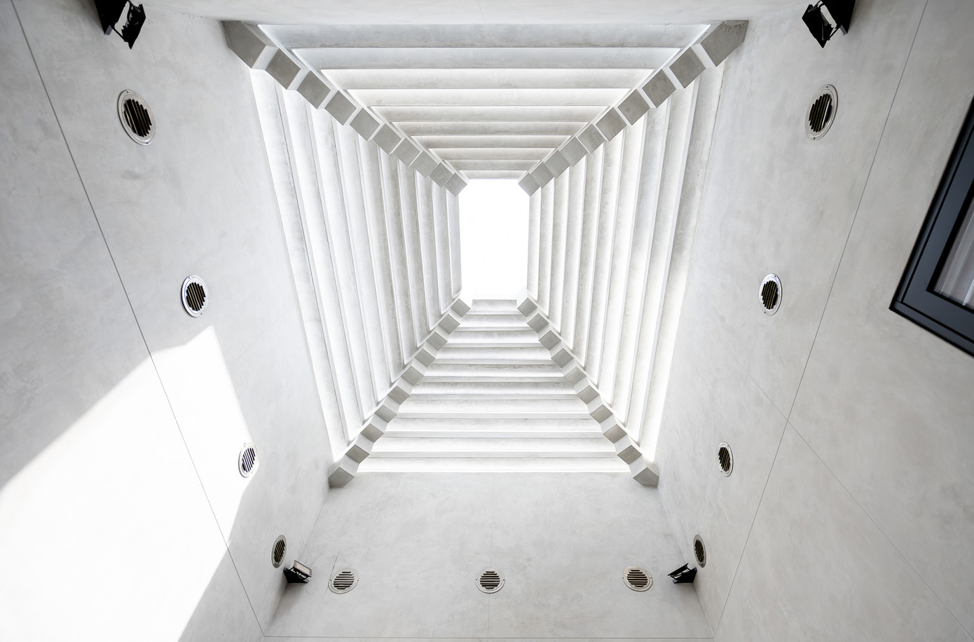 Ngôi nhà được thiết kế một quạt chủ động cùng đường hầm gió để giảm độ ẩm và tạo hiệu ứng xếp lớp không khí bên trong. Ngôi nhà được thiết kế một quạt chủ động cùng đường hầm gió để giảm độ ẩm và tạo hiệu ứng xếp lớp không khí bên trong.