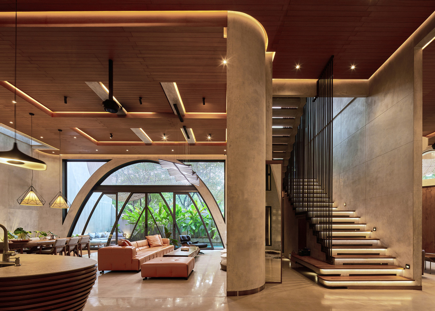 Khu vực dịch vụ với lối đi riêng được bố trí ở phía sau, trong khi tầng lửng được tích hợp với không gian tập luyện. Khu vực dịch vụ với lối đi riêng được bố trí ở phía sau, trong khi tầng lửng được tích hợp với không gian tập luyện.