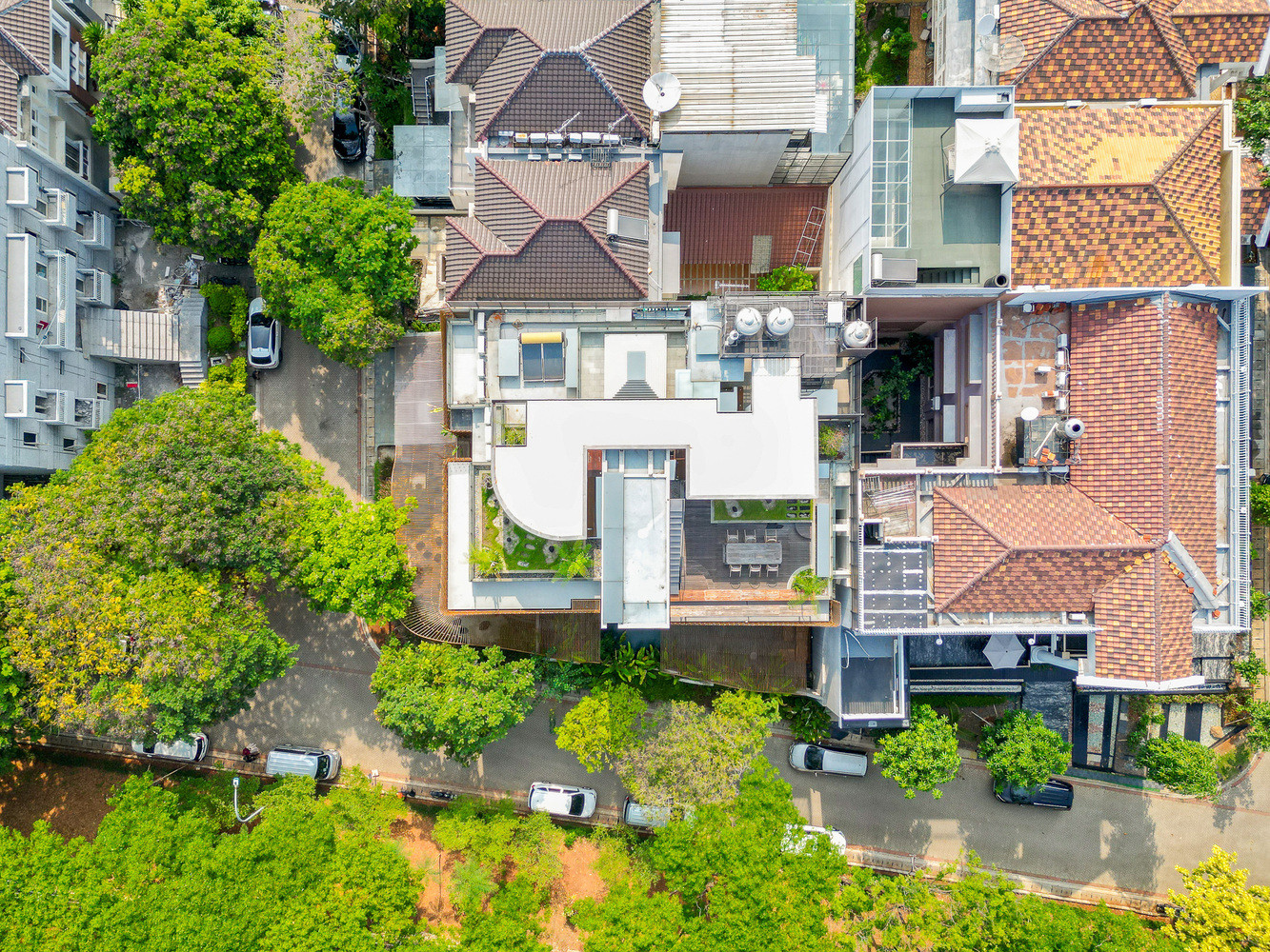 Lumintu House còn có một khu vườn trên mái dành cho những bữa ăn riêng tư và một mái che nhẹ, giúp cách nhiệt cho không gian bên dưới. Lumintu House còn có một khu vườn trên mái dành cho những bữa ăn riêng tư và một mái che nhẹ, giúp cách nhiệt cho không gian bên dưới.