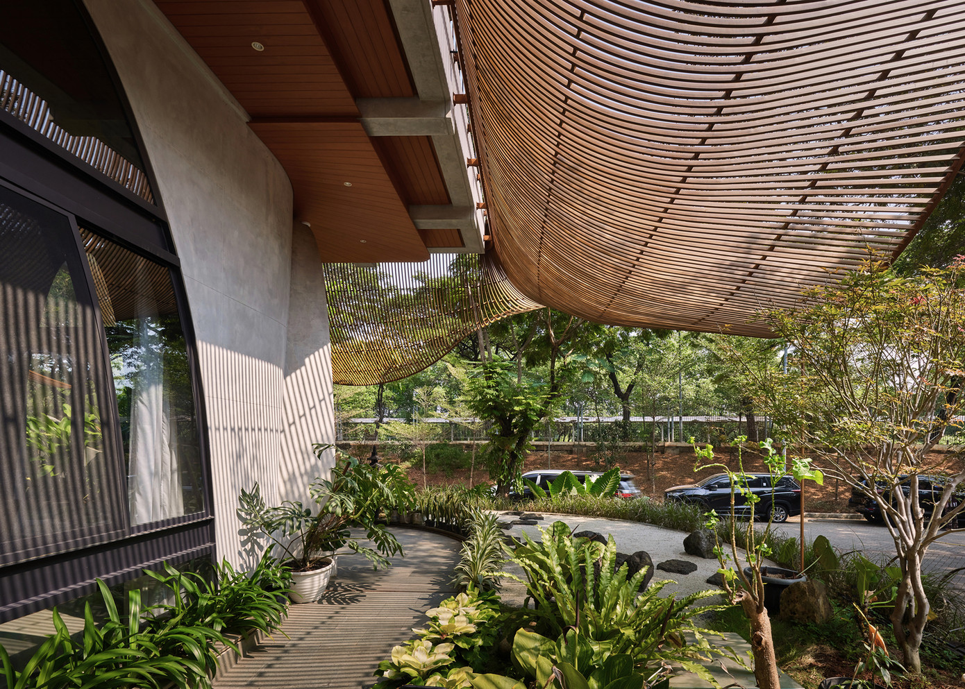 Nhiệt độ bên trong duy trì ở mức 27 độ C nhờ hệ thống tấm chắn thép này. Mặt tiền ngôi nhà còn được tạo hình với những đường cong tinh tế. Nhiệt độ bên trong duy trì ở mức 27 độ C nhờ hệ thống tấm chắn thép này. Mặt tiền ngôi nhà còn được tạo hình với những đường cong tinh tế.