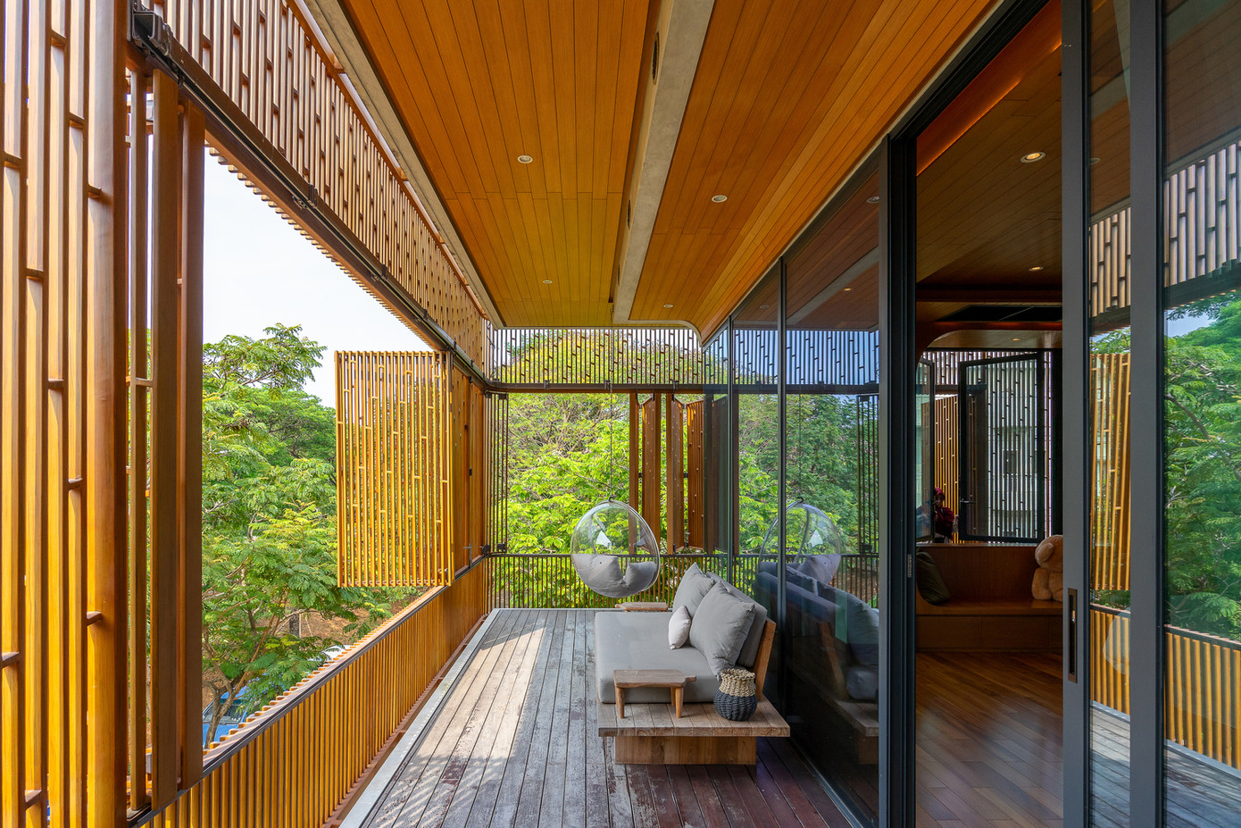 Hiên bên ngoài tầng hai được thiết kế rộng rãi, có mái che lớn. Đây là nơi thư giãn, thưởng trà và đọc sách của gia chủ. Hiên bên ngoài tầng hai được thiết kế rộng rãi, có mái che lớn. Đây là nơi thư giãn, thưởng trà và đọc sách của gia chủ.