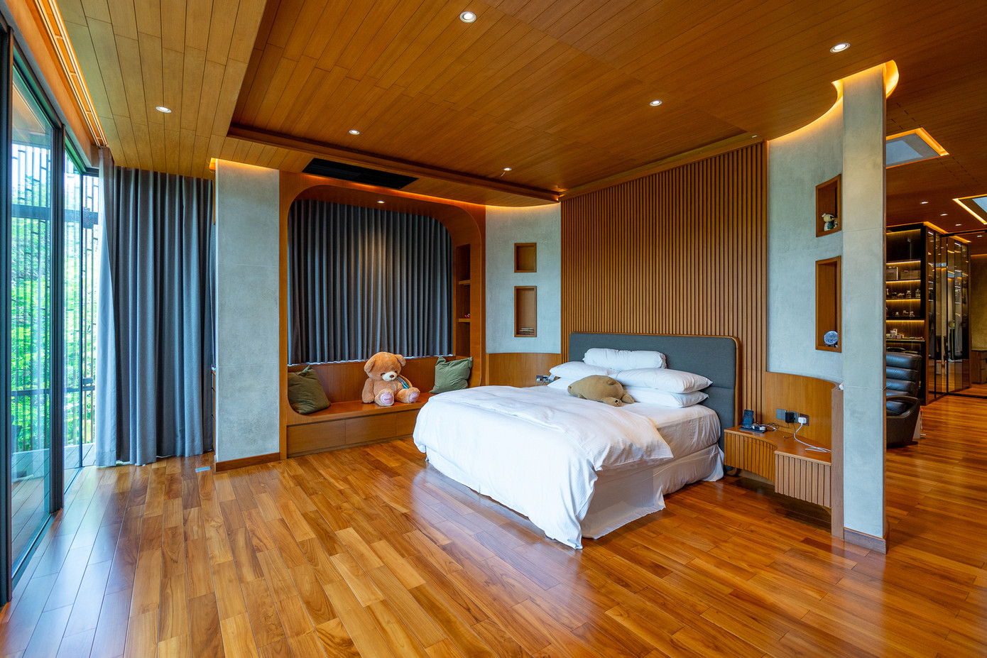 Không gian phòng ngủ được thiết kế rộng rãi với những ô cửa kính lớn để tận dụng ánh sáng tự nhiên. Bên cạnh đó để đảm bảo sự riêng tư, phòng được lắp thêm hệ thống rèm cửa lớn. Không gian phòng ngủ được thiết kế rộng rãi với những ô cửa kính lớn để tận dụng ánh sáng tự nhiên. Bên cạnh đó để đảm bảo sự riêng tư, phòng được lắp thêm hệ thống rèm cửa lớn.