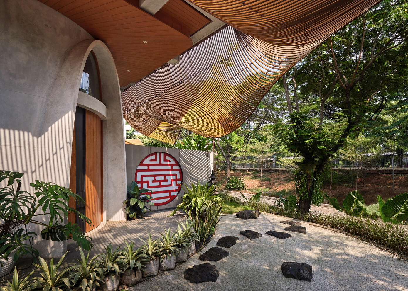 Nhiệt độ bên trong duy trì ở mức 27 độ C nhờ hệ thống tấm chắn thép này. Mặt tiền ngôi nhà còn được tạo hình với những đường cong tinh tế. Nhiệt độ bên trong duy trì ở mức 27 độ C nhờ hệ thống tấm chắn thép này. Mặt tiền ngôi nhà còn được tạo hình với những đường cong tinh tế.