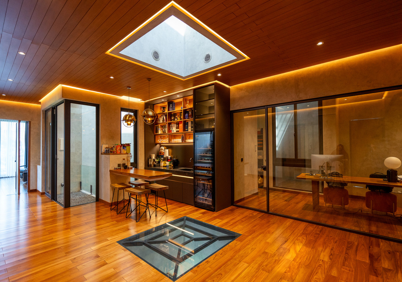 Ngôi nhà bao gồm phòng khách, phòng ăn, phòng dành cho khách ở tầng trệt, cùng ba phòng ngủ trên tầng trên, khu vực tập thể dục và văn phòng tại nhà. Ngôi nhà bao gồm phòng khách, phòng ăn, phòng dành cho khách ở tầng trệt, cùng ba phòng ngủ trên tầng trên, khu vực tập thể dục và văn phòng tại nhà.