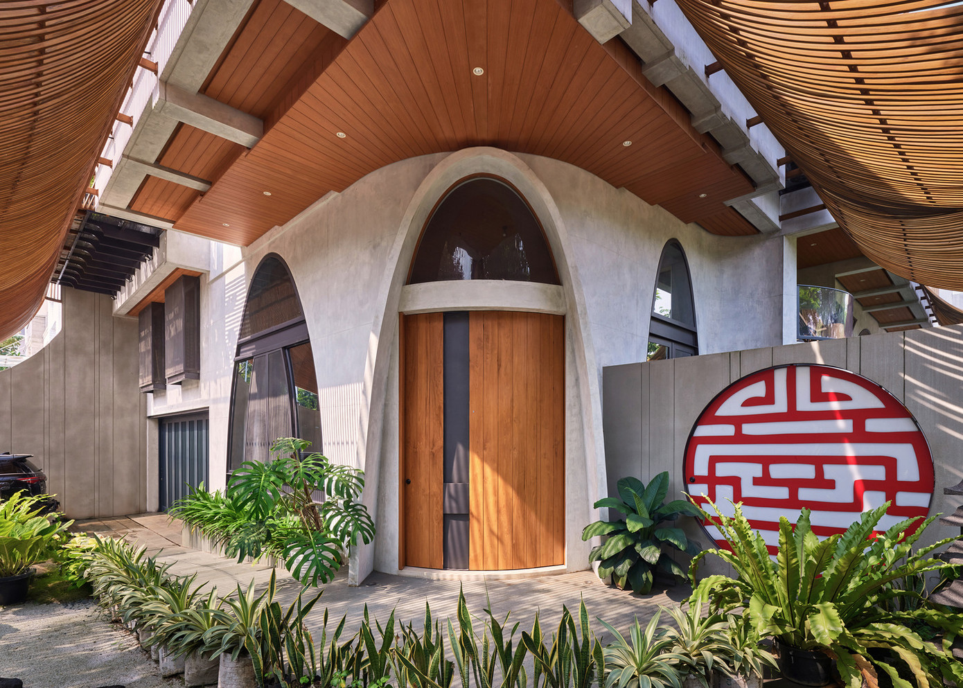 Nhiệt độ bên trong duy trì ở mức 27 độ C nhờ hệ thống tấm chắn thép này. Mặt tiền ngôi nhà còn được tạo hình với những đường cong tinh tế. Nhiệt độ bên trong duy trì ở mức 27 độ C nhờ hệ thống tấm chắn thép này. Mặt tiền ngôi nhà còn được tạo hình với những đường cong tinh tế.