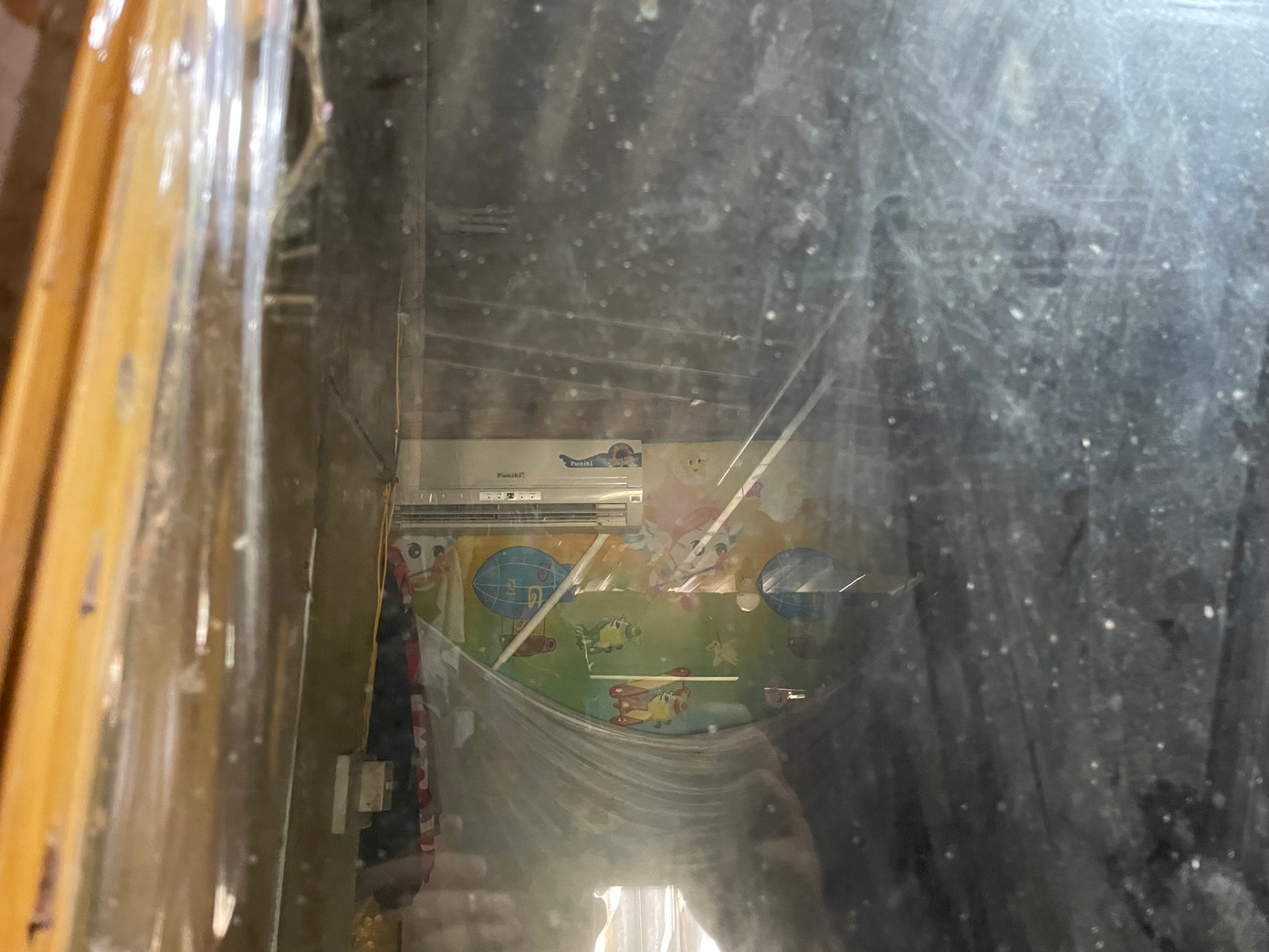 Phòng anh Triết có 5 người, chủ yếu họ đều làm việc ở chợ, chỉ cần một nơi để ngủ. Để có một giấc ngủ thoải mái, 5 anh em đã bàn nhau "quây phòng" để lắp điều hòa. "Cả khu trọ này có mỗi mình nhà tôi có điều hòa còn lại mọi người đều chỉ dùng quạt điện" anh Triết cho hay. Trong ảnh là "phòng điều hòa" của nhóm anh Triết.