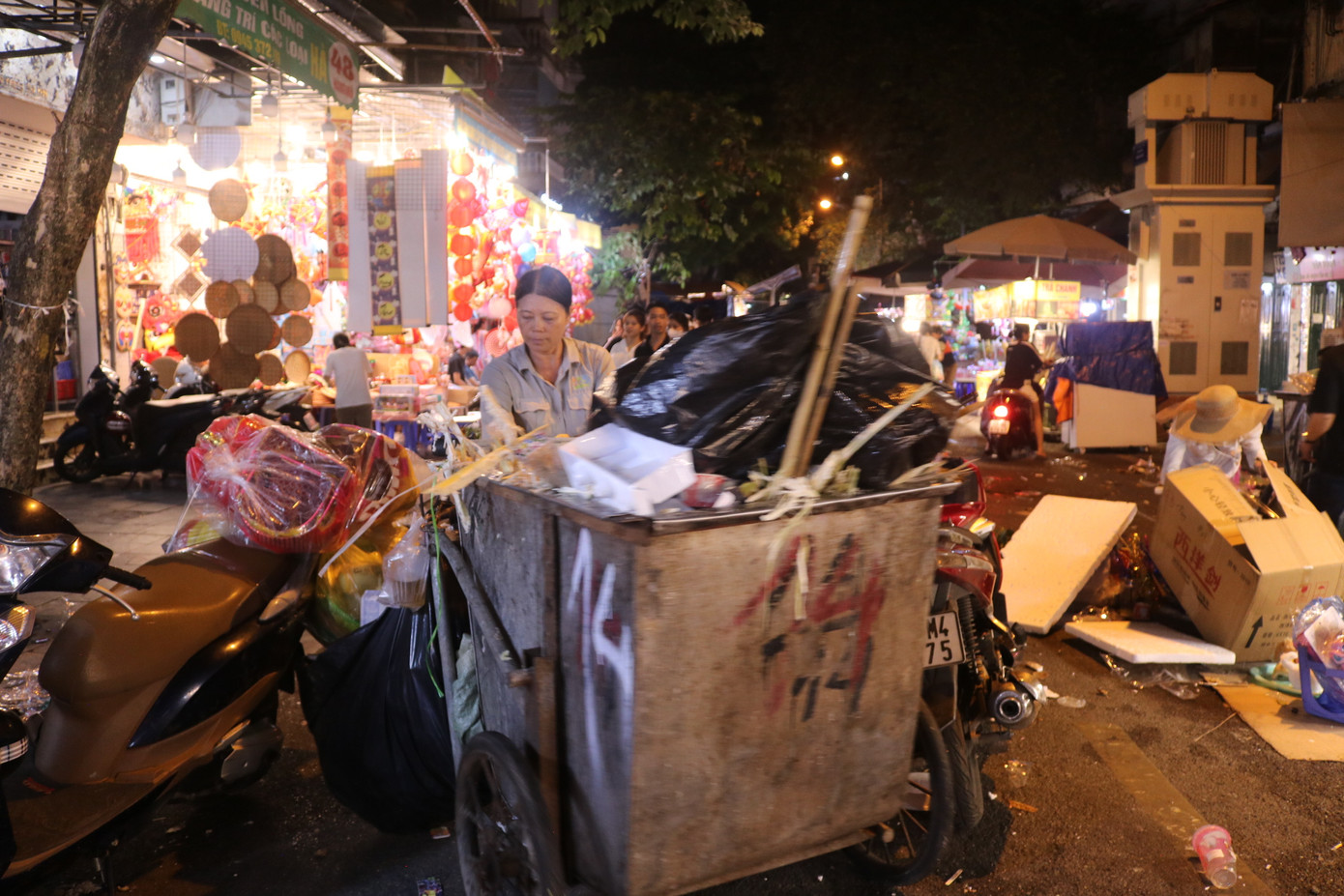 Những chiếc xe rác chất đầy túi nilon, rác thải được những người dọn vệ sinh môi trường đẩy đi một cách khó nhọc. Những chiếc xe rác chất đầy túi nilon, rác thải được những người dọn vệ sinh môi trường đẩy đi một cách khó nhọc.