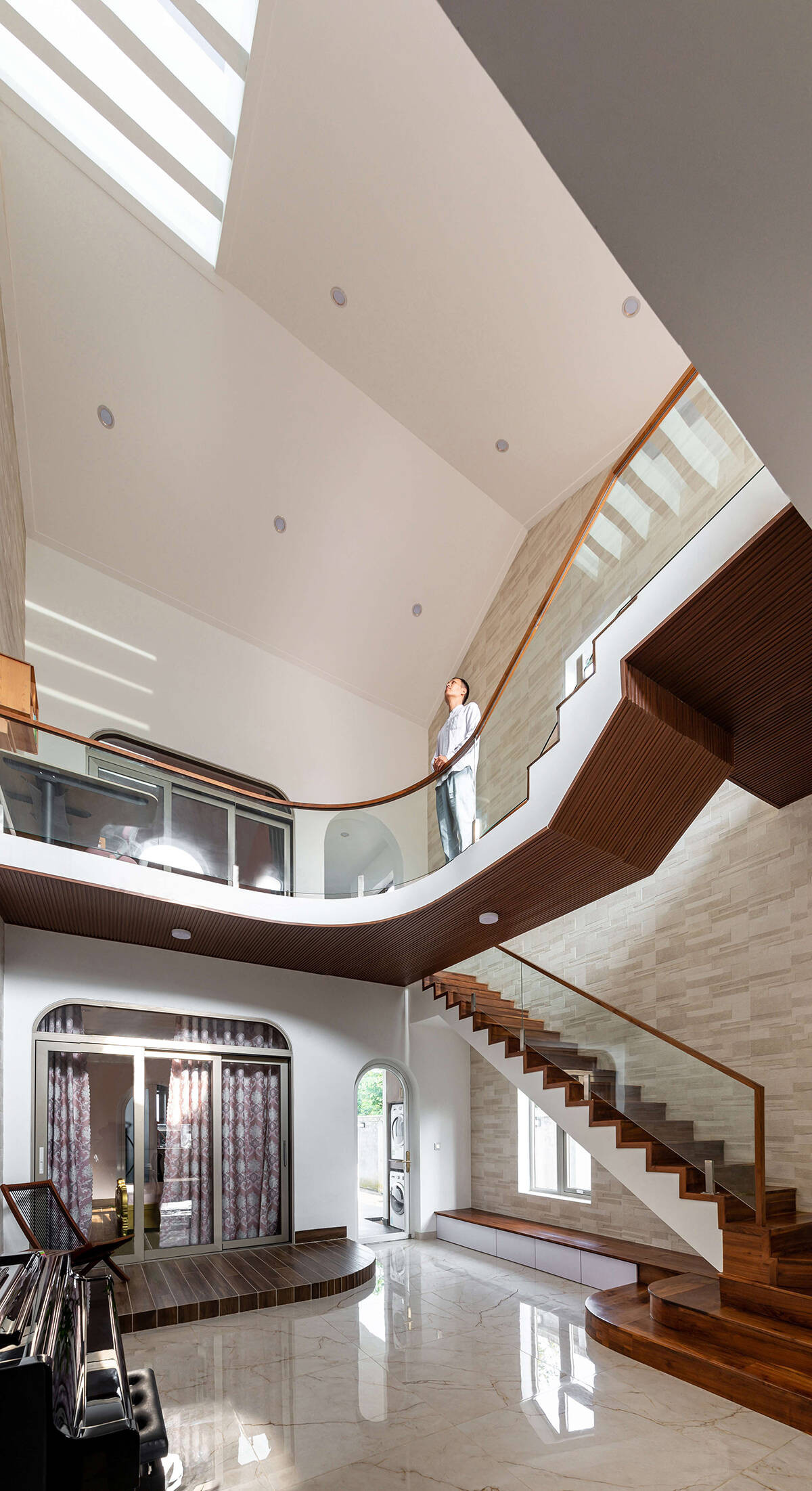 Thông qua giếng trời, các không gian được kết nối với nhau, tạo thuận lợi cho việc quan sát và tăng sự tương tác giữa các thành viên trong gia đình.