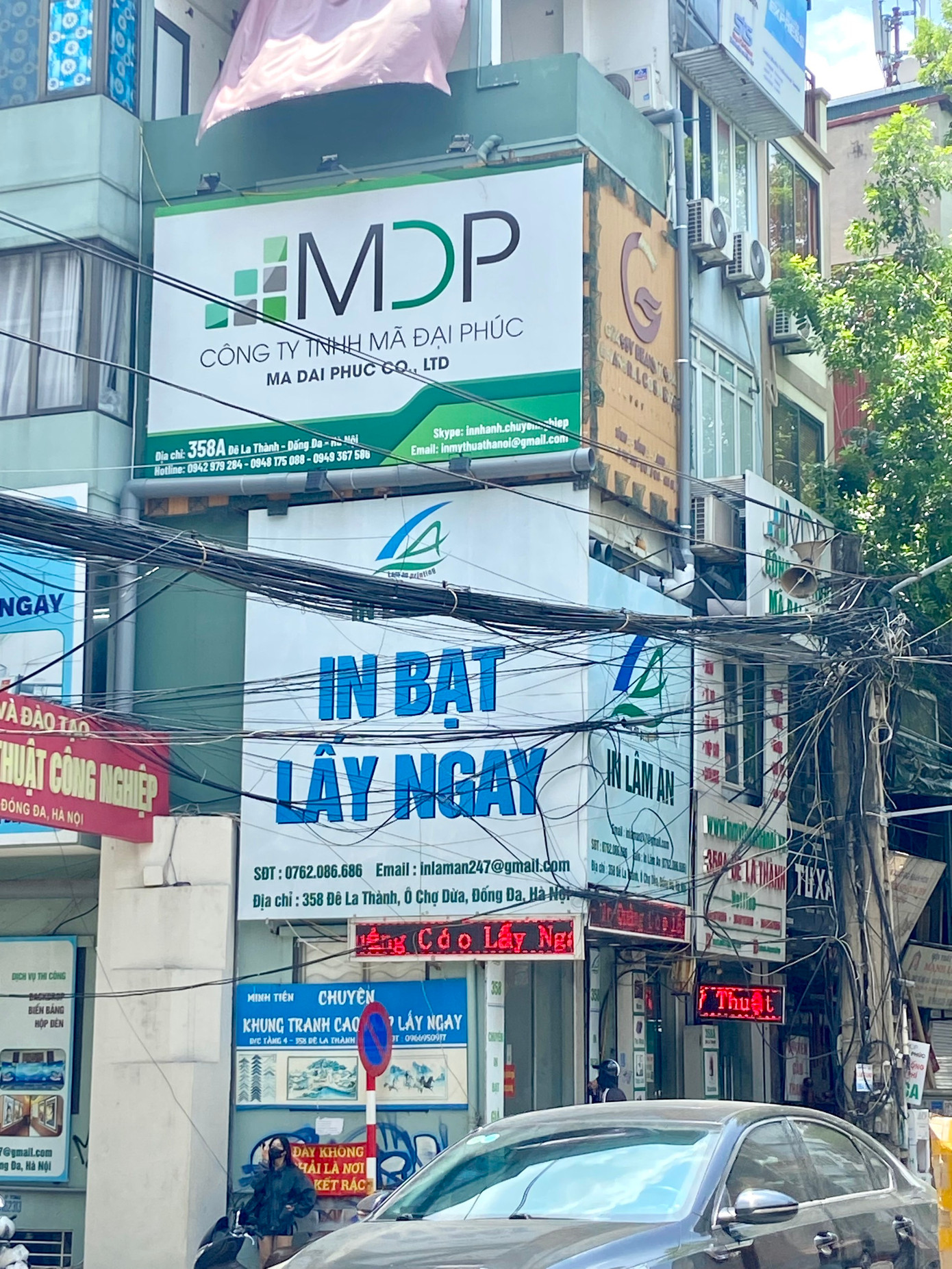 Biển quảng cáo "quây kín tòa nhà, nằm cạnh hệ thống dây điện chằng chịt tiềm ẩn nhiều nguy cơ mất an toàn cháy nổ.