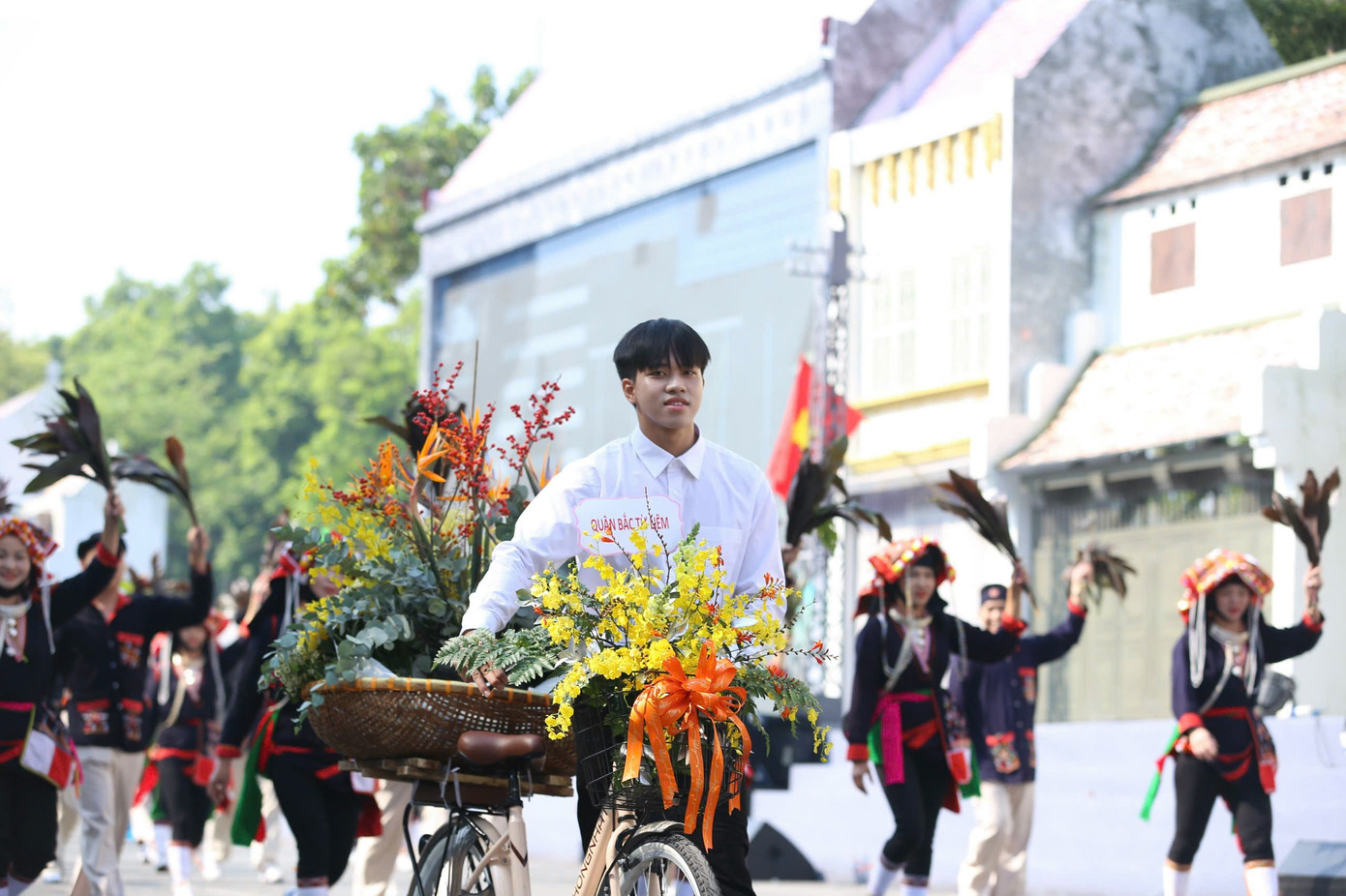 Chương trình mang ý nghĩa sâu sắc trong việc tôn vinh giá trị lịch sử của Ngày Giải phóng Thủ đô, đồng thời nhìn lại 25 năm Hà Nội đón nhận danh hiệu "Thành phố vì hòa bình" từ UNESCO, khẳng định những nỗ lực không ngừng của thành phố trong việc giữ gìn và phát huy các giá trị văn hóa, lịch sử. Đồng thời, xây dựng một Thủ đô ngày càng văn minh, hiện đại, hội nhập quốc tế.