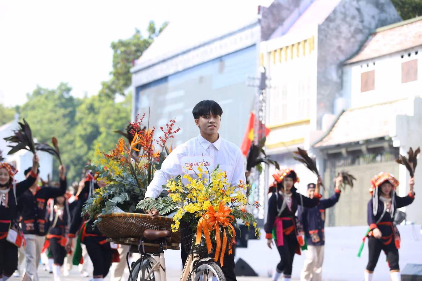 Chương trình mang ý nghĩa sâu sắc trong việc tôn vinh giá trị lịch sử của Ngày Giải phóng Thủ đô, đồng thời nhìn lại 25 năm Hà Nội đón nhận danh hiệu "Thành phố vì hòa bình" từ UNESCO, khẳng định những nỗ lực không ngừng của thành phố trong việc giữ gìn và phát huy các giá trị văn hóa, lịch sử. Đồng thời, xây dựng một Thủ đô ngày càng văn minh, hiện đại, hội nhập quốc tế.