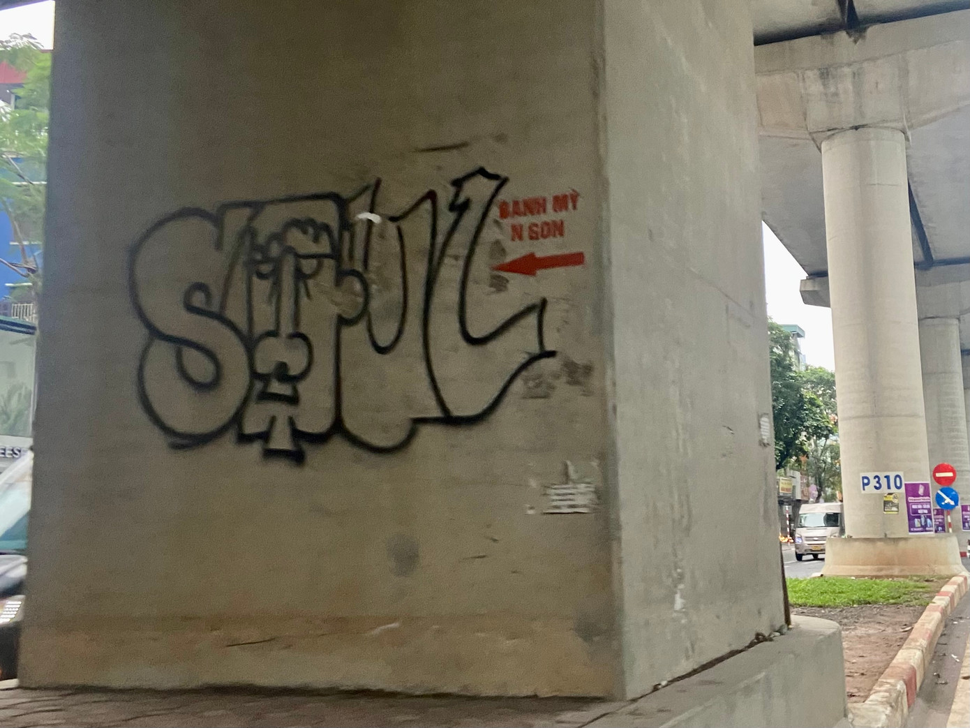 Không chỉ có các quảng cáo mà nhiều trụ còn bị sơn, vẽ quảng cáo, vẽ bậy... Theo Nghị định 38/2021/NĐ-CP ngày 29/3/2021 quy định xử phạt vi phạm hành chính trong lĩnh vực văn hoá và quảng cáo, hành vi dán tờ rơi, quảng cáo trên cột điện bị phạt tiền từ 1-2 triệu đồng và buộc phải tháo gỡ, tháo dỡ, xóa quảng cáo.