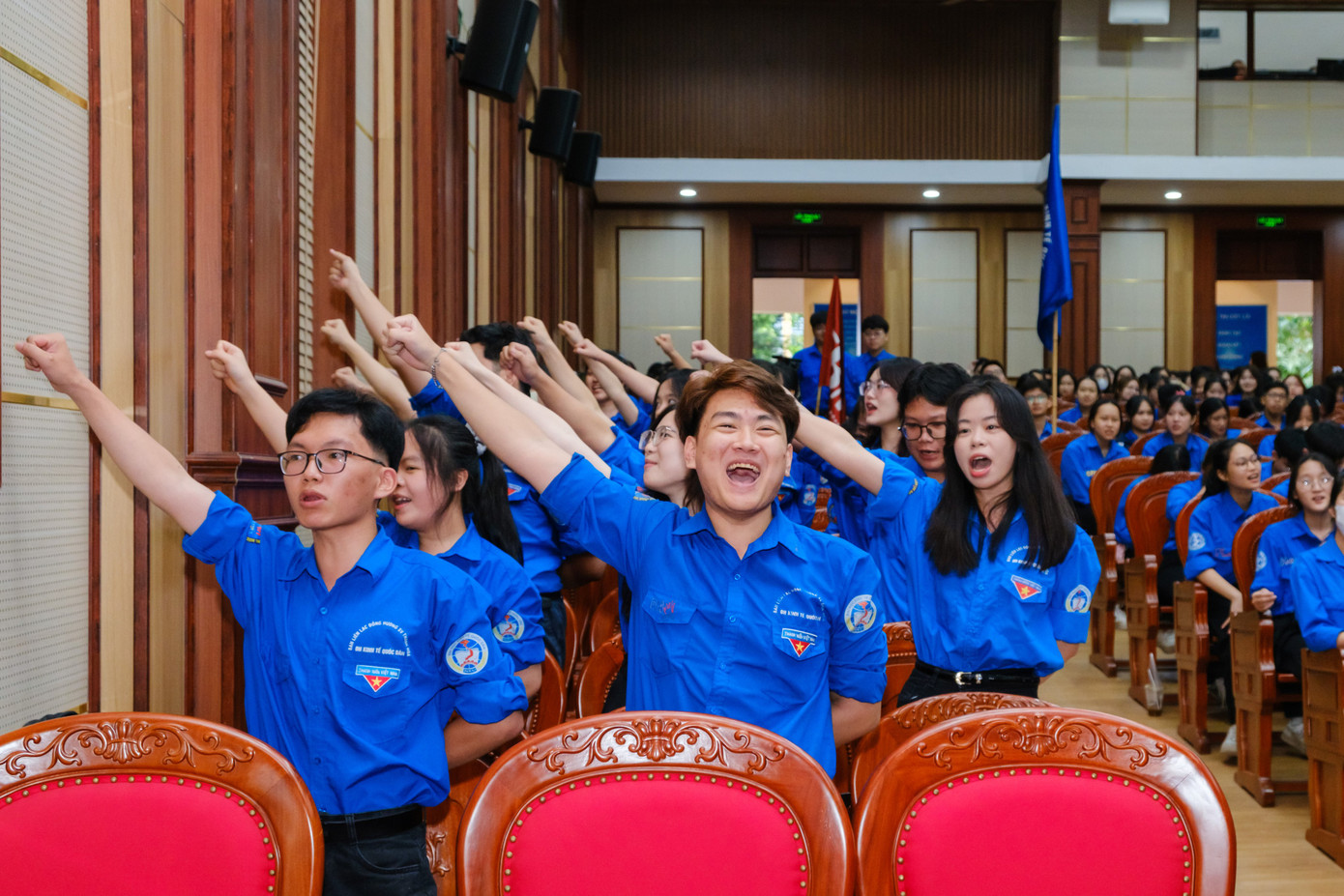 Nhiều thanh niên xung phong hưởng ứng chiến dịch mùa hè xanh.