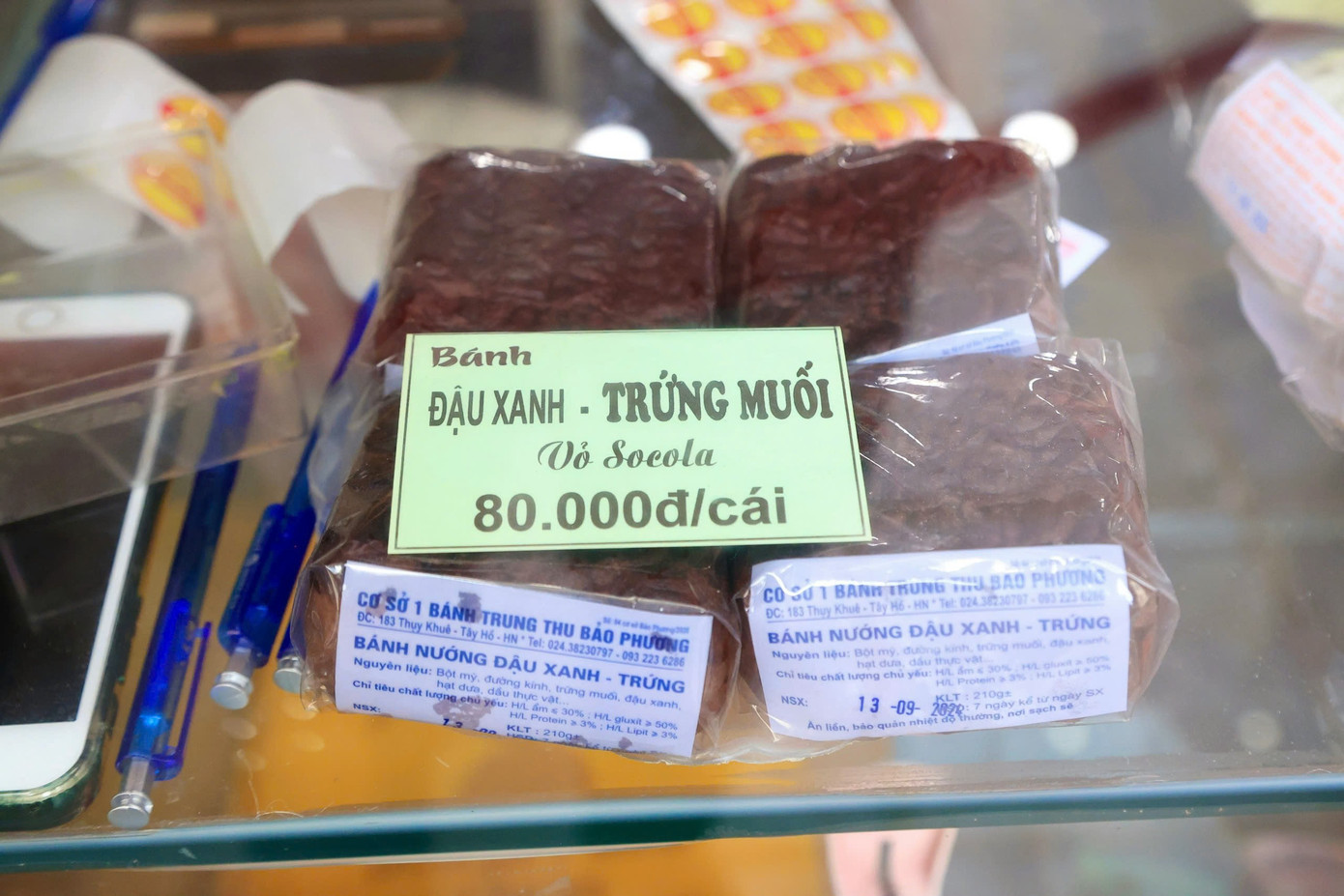 Bánh trung thu tại đây có nhiều mẫu mã, kích thước để người mua tha hồ lựa chọn.
