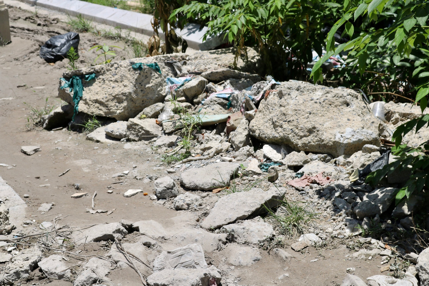 Theo chia sẻ của người dân ở đây, trước khi đưa vào thi công, đoạn đường hơi khó đi nhưng vẫn chưa xuống cấp trầm trọng như hiện tại. Khoảng từ năm 2020-2021, đơn vị thi công dừng hoạt động, đoạn đường cũng từ đó rơi vào quên lãng.