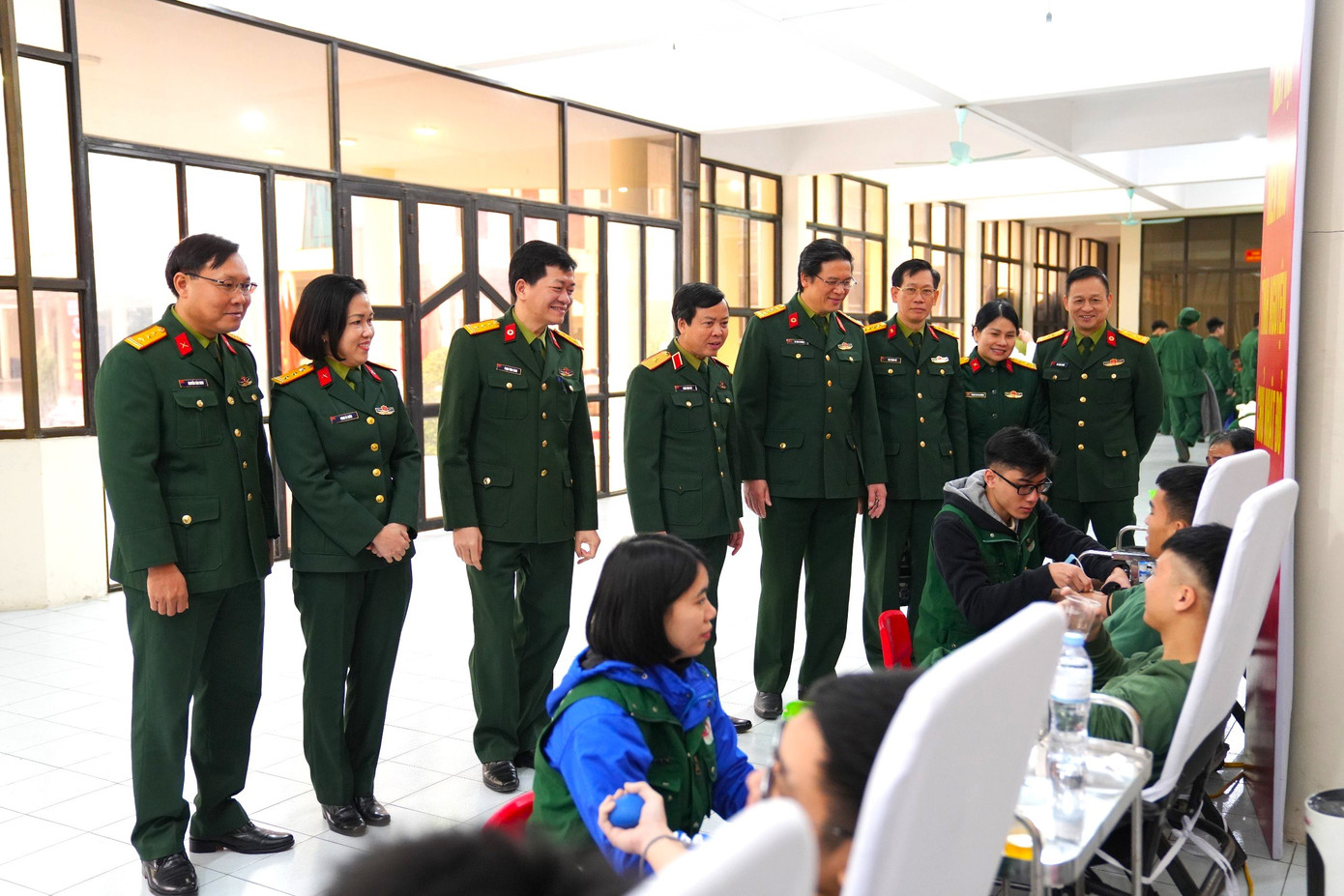 Lãnh đạo Học viện KTQS và Bệnh viện Trung ương Quân đội 108 hỏi thăm, động viên các học viên tham dự hiến máu. Lãnh đạo Học viện KTQS và Bệnh viện Trung ương Quân đội 108 hỏi thăm, động viên các học viên tham dự hiến máu.