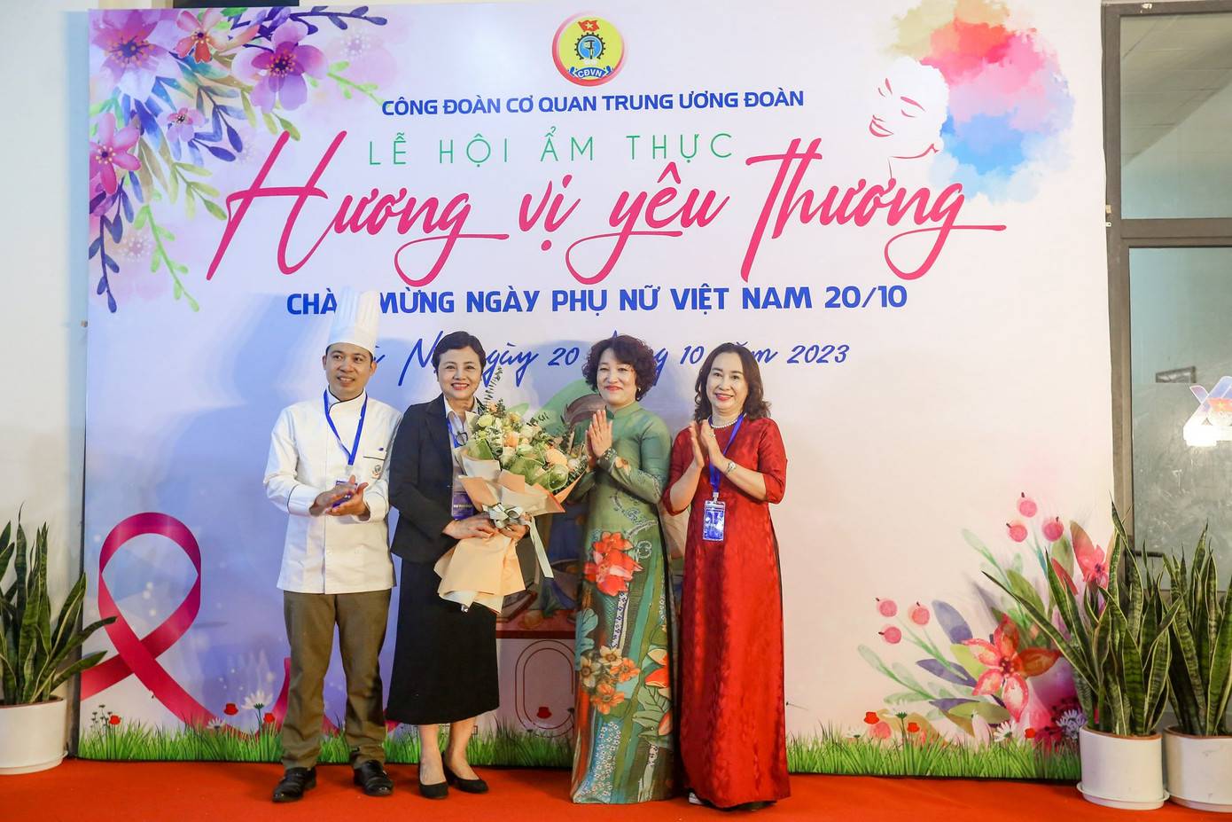 Đại diện Công đoàn cơ quan Trung ương đoàn trao hoa cho ban giám khảo của Hội thi.