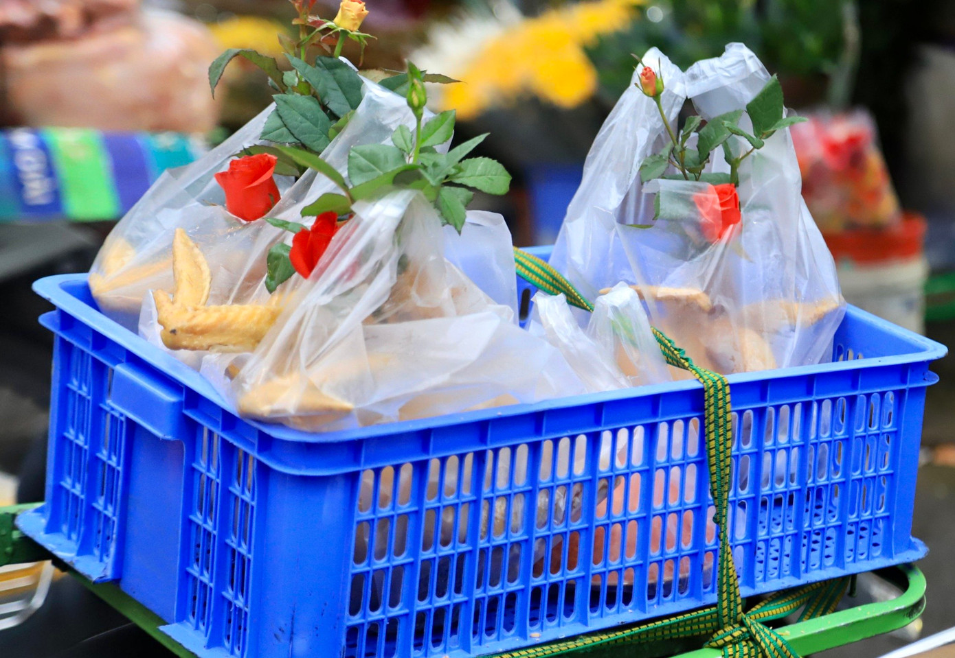 Gà ngậm hoa hồng được đóng gói cẩn thận trước khi đem giao cho khách.