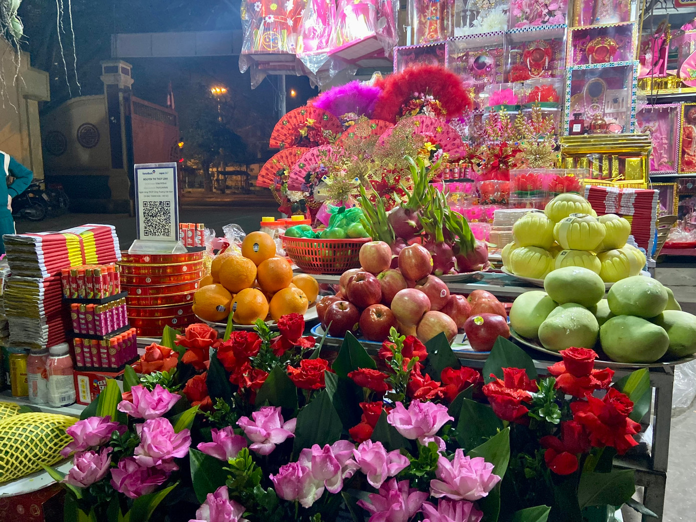 Tại đền mâm lễ, hoa quả cũng được bày sẵn để phục vụ cho những người có nhu cầu.