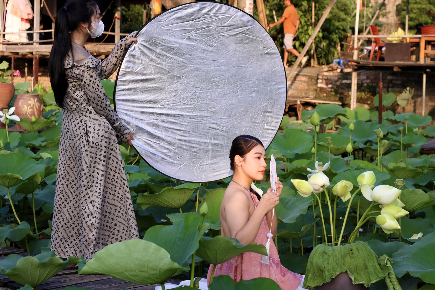 Dịch vụ chụp ảnh cũng được dịp nhộn nhịp hơn. Anh Đào Văn Mạnh hiện đang làm chụp ảnh cho một studio ở Thái Thịnh cho biết: "Thời điểm hiện tại mới vào đầu mùa sen nên nếu ai có nhu cầu chụp ảnh sẽ đặt lịch qua trang của chúng tôi trước. Hiện tại chúng tôi có nhiều gói chụp khác nhau, dao động từ khoảng 700.000 -1.500.000 đồng/người đã bao gồm cả trang điểm, làm tóc và trang phục".