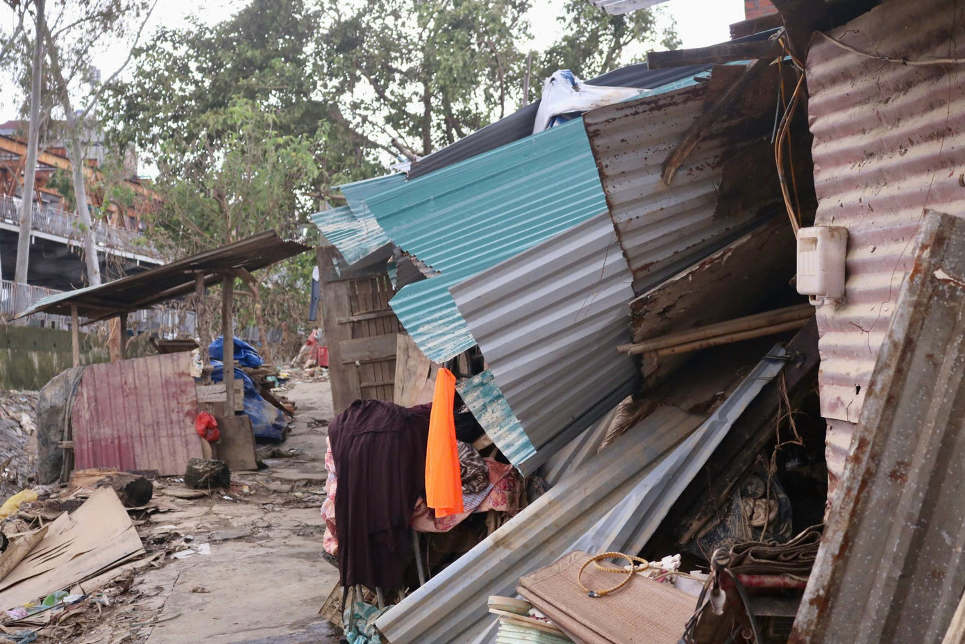 Nhiều tài sản của người dân xóm trọ bị hỏng hóc nghiêm trọng. Xóm trọ trở nên xác xơ, tiêu điều. Nhiều tài sản của người dân xóm trọ bị hỏng hóc nghiêm trọng. Xóm trọ trở nên xác xơ, tiêu điều.