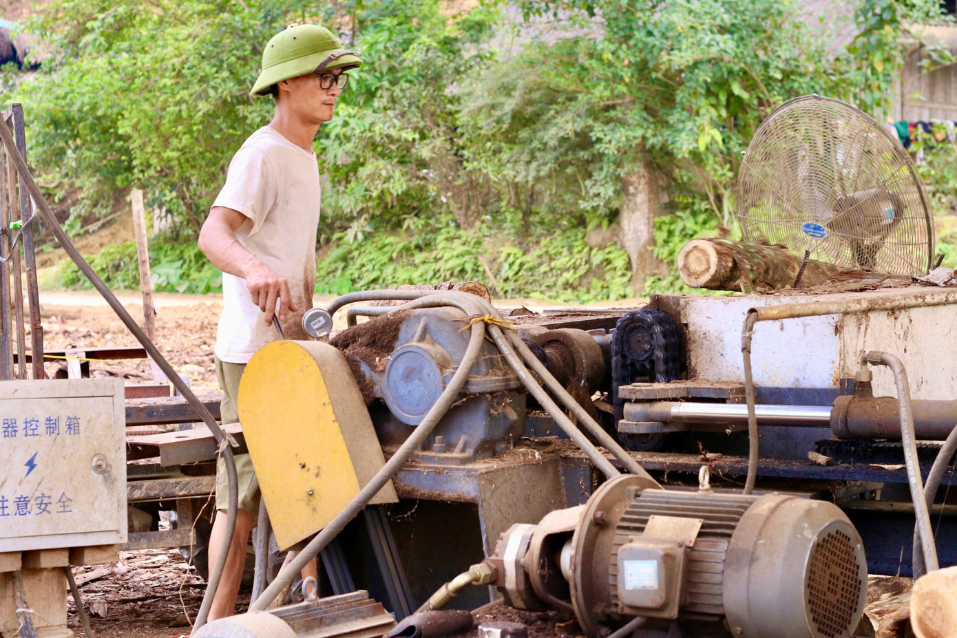 Chia sẻ về công việc, bà Loan cho hay công việc có vậy nhưng rất vất vả, nhất là vào những hôm trời nắng nóng. Tuy nhiên, những người như bà Loan chỉ làm bán thời gian nên linh hoạt, bao giờ có việc thì ra làm và công tính theo sản phẩm. Bà Loan cho biết những hôm vào mùa, bà có thể nghỉ làm để cày cấy hoặc gặt lúa, lúc nào xong việc nhà việc đồng thì lại đến để làm việc. Hoặc cũng có những hôm nắng quá, 15h bà mới bắt đầu đi đến xưởng để bắt đầu công việc. Chia sẻ về công việc, bà Loan cho hay công việc có vậy nhưng rất vất vả, nhất là vào những hôm trời nắng nóng. Tuy nhiên, những người như bà Loan chỉ làm bán thời gian nên linh hoạt, bao giờ có việc thì ra làm và công tính theo sản phẩm. Bà Loan cho biết những hôm vào mùa, bà có thể nghỉ làm để cày cấy hoặc gặt lúa, lúc nào xong việc nhà việc đồng thì lại đến để làm việc. Hoặc cũng có những hôm nắng quá, 15h bà mới bắt đầu đi đến xưởng để bắt đầu công việc.