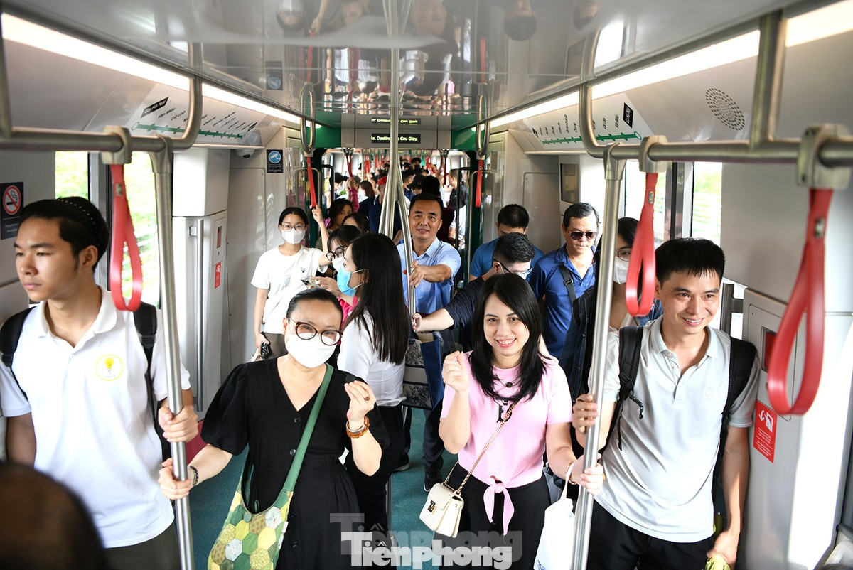 Người dân hào hứng tham gia trải nghiệm tàu Metro Nhổn - ga Hà Nội trong tuần đầu đưa vào vận hành. Người dân hào hứng tham gia trải nghiệm tàu Metro Nhổn - ga Hà Nội trong tuần đầu đưa vào vận hành.