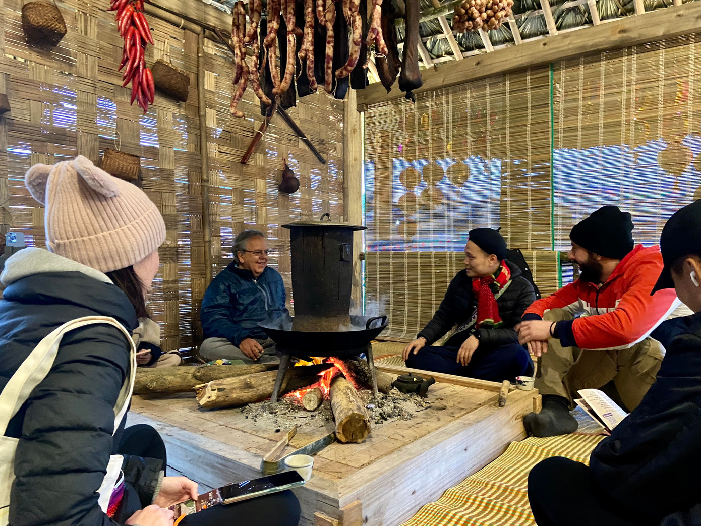 Chương trình Happy Tết 2024 giới thiệu nhiều không gian văn hóa Tết độc đáo của cả 3 miền: “Chuyến tàu Quê hương”, “Không gian nhà Hà Nội xưa”, “Không gian Tết miền Trung”, “Không gian Tết miền Nam”, “Không gian Tết sắc màu dân tộc”… cùng nhiều hoạt động văn hóa hấp dẫn mang đậm Tết truyền thống Việt Nam.