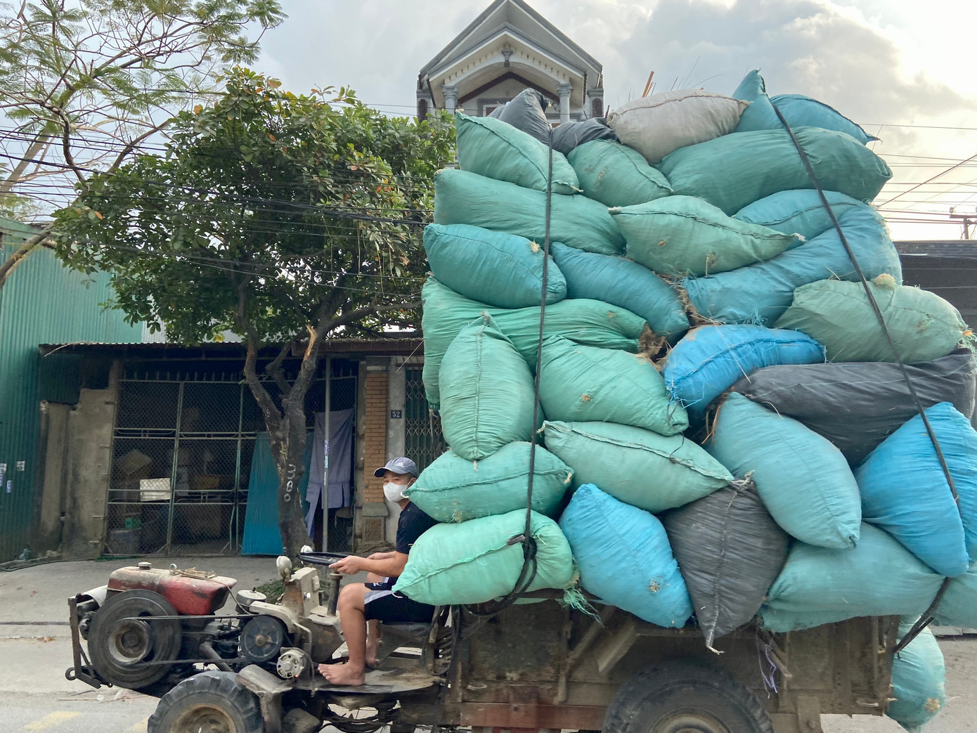 Xe công nông chở mùn cưa chất "cao như núi" không còn là điều khó thấy trong những ngày giáp tết tại Quảng Phú Cầu. Những bao tải mùn cưa sẽ được tập kết lại và có nhà thu mua đến lấy để tái chế.