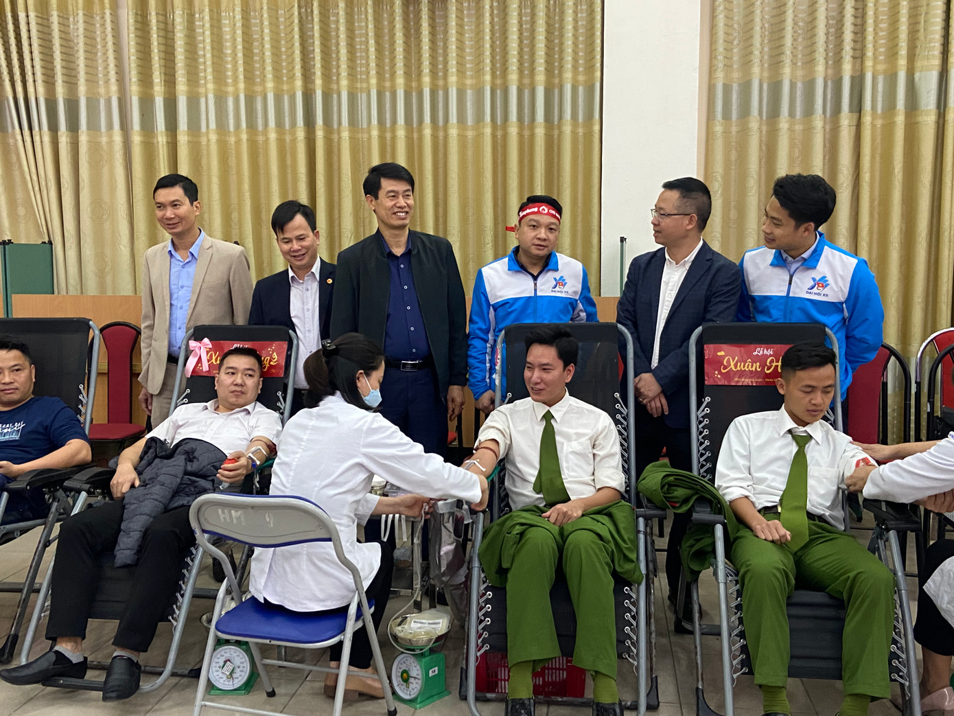 Đại diện Tỉnh Đoàn, Sở Y tế, Mặt trận Tổ quốc tỉnh, Hội chữ thập đỏ, Báo Tiền Phong... động viên các bạn trẻ hiến máu