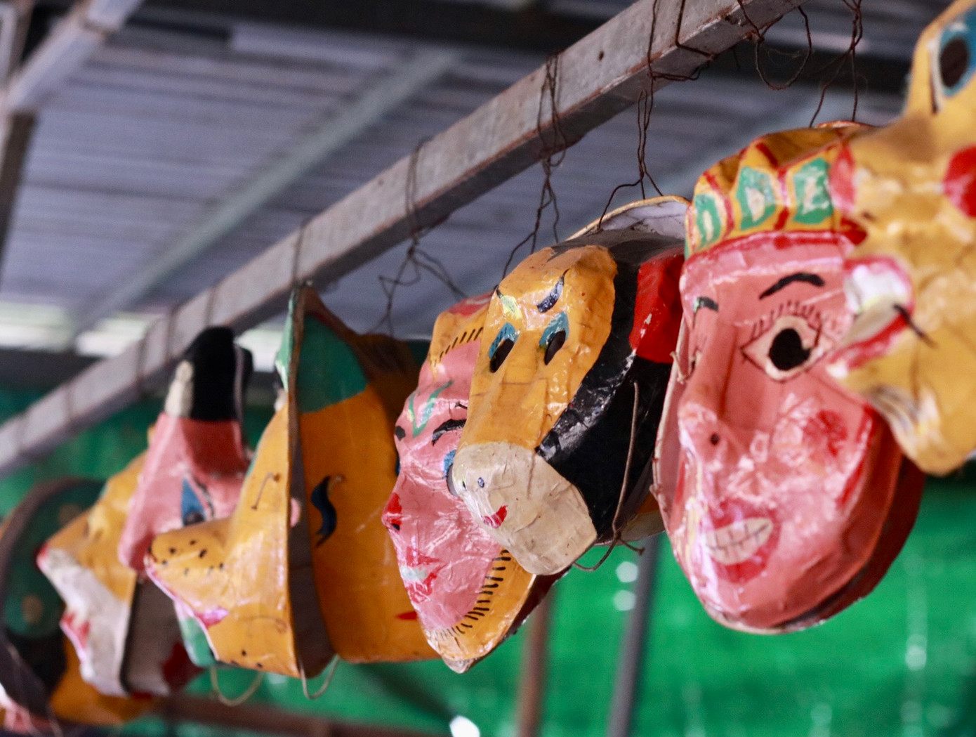 Từ những nguyên liệu đơn giản như giấy phế liệu, bìa cứng,... qua bàn tay của những người lành nghề nơi đây, nhiều sản phẩm mặt nạ với nhiều dáng vẻ ra đời như mặt nạ linh thú, mặt nạ ông Địa, thằng Bờm,.... thu hút được nhiều khách hàng.