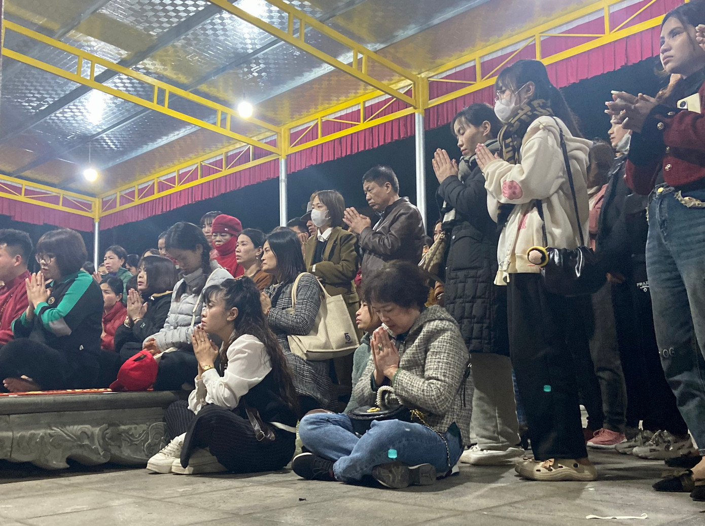 Nhiều người dân thức thâu đêm đi lễ đền Sòng với mong cầu cho một năm mới có nhiều khởi sắc.