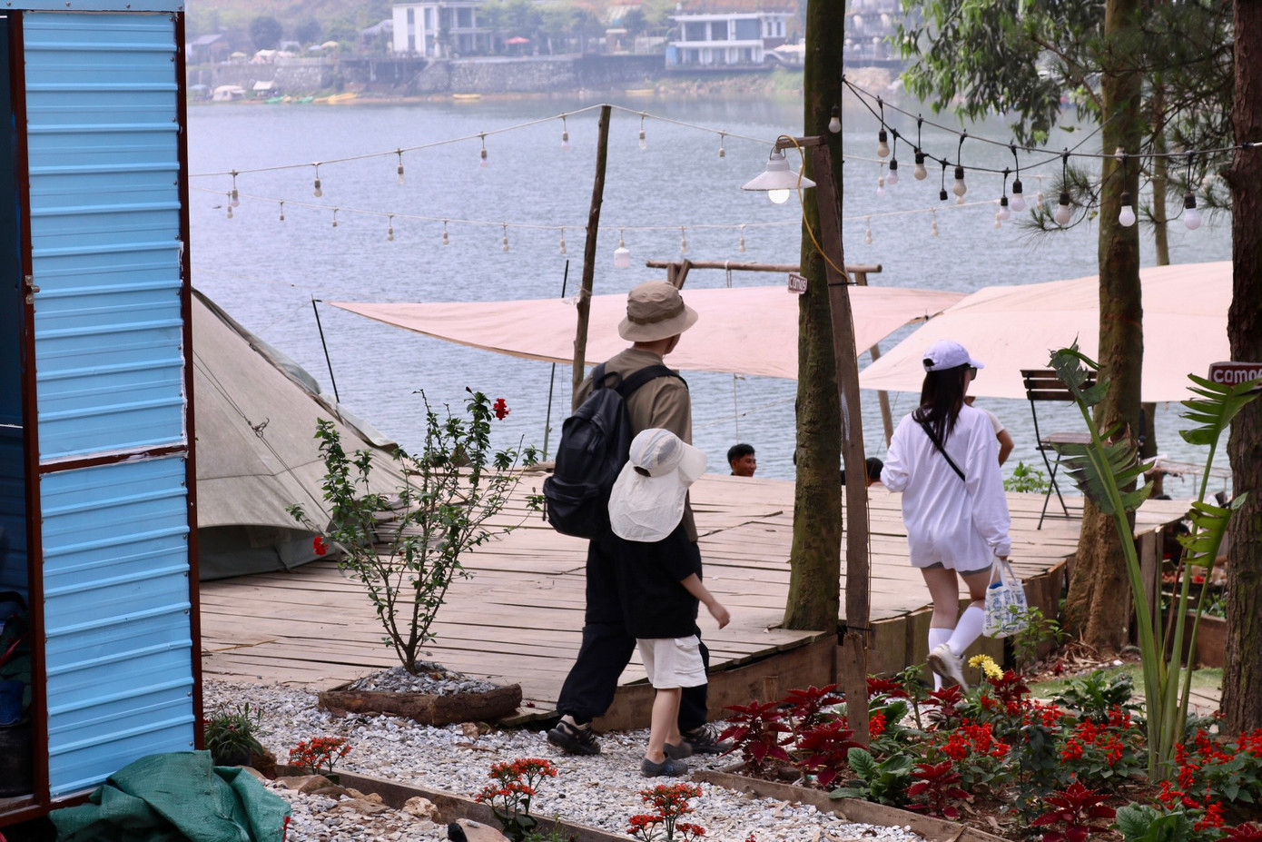 Không cần mất quá nhiều thời gian để tìm kiếm hay di chuyển, Hồ Đồng Đò (Sóc Sơn) nằm cách trung tâm thành phố Hà Nội khoảng 40km gần đây đang thu hút hàng nghìn người đến trải nghiệm cắm trại mỗi tuần. Thời điểm giao mùa này, đến hồ Đồng Đò du khách sẽ dễ dàng cảm nhận được sự thanh mát, trong lành của khí hậu nơi đây. Trời mát dịu, gió hiu hiu cả ngày. Không những được hòa mình vào giữa đồi thông mà khi đến đây còn được trải nghiệm dịch vụ chèo thuyền giữa hồ.