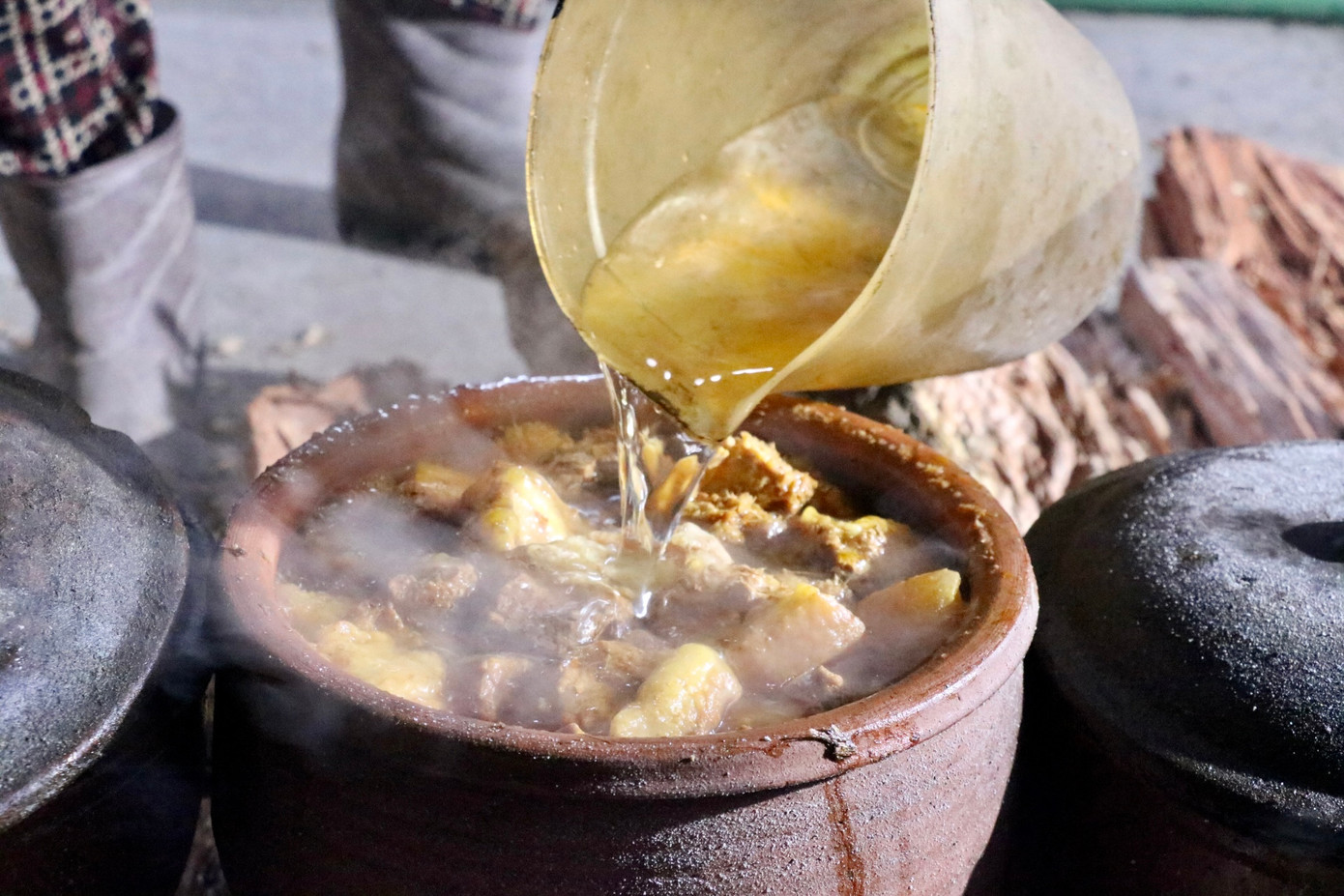 Vào mỗi dịp Tết, toàn xã Hoà Hậu cung cấp ra thị trường hàng chục nghìn niêu cá kho, chủ yếu phục vụ cho khách hàng trong nước. Mỗi niêu cá kho có giá dao động từ 500.000 - 1.500.000 đồng, tùy thuộc vào kích thước và trọng lượng cá, cũng như nhu cầu của từng khách hàng.