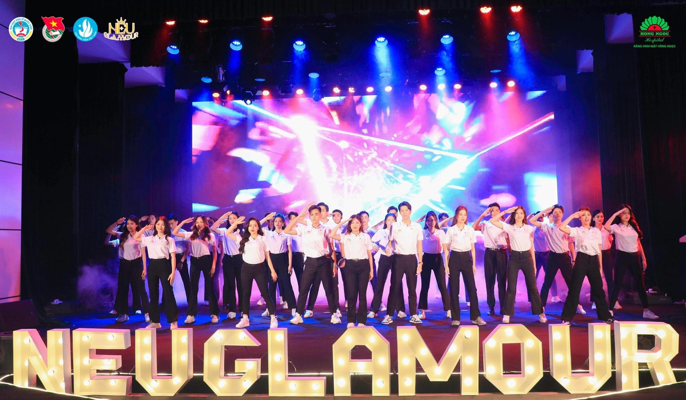 Đêm chung kết NEU Glamour được mở màn bằng tiết mục nhảy vô cùng ấn tượng và đẹp mắt đến từ top 40 thí sinh đầy tài năng của cuộc thi. Trước đó, những thí sinh này đã vượt gần 300 cái tên khác để được xướng tên trong chung kết cuộc thi.