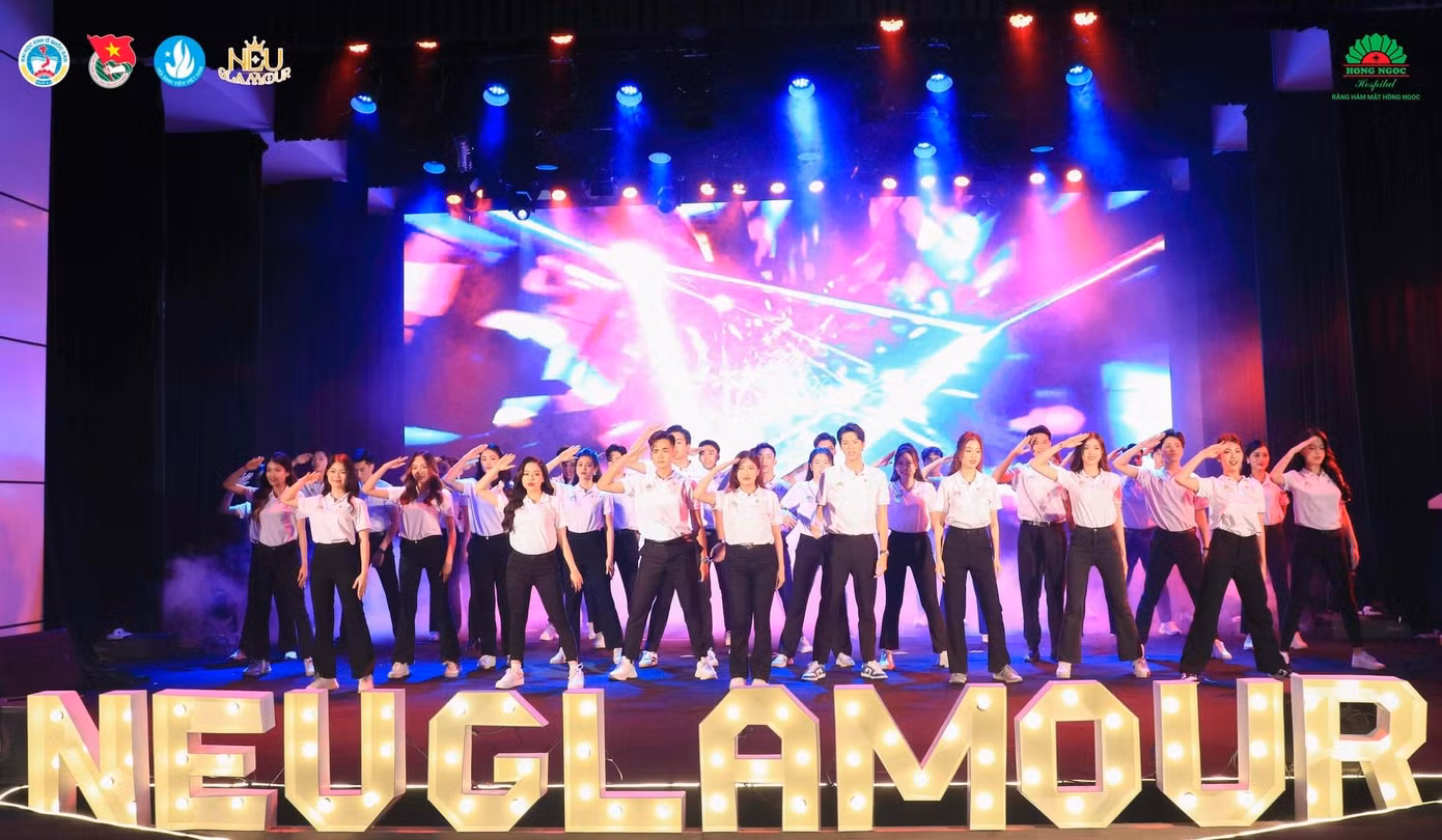 Đêm chung kết NEU Glamour được mở màn bằng tiết mục nhảy vô cùng ấn tượng và đẹp mắt đến từ top 40 thí sinh đầy tài năng của cuộc thi. Trước đó, những thí sinh này đã vượt gần 300 cái tên khác để được xướng tên trong chung kết cuộc thi.