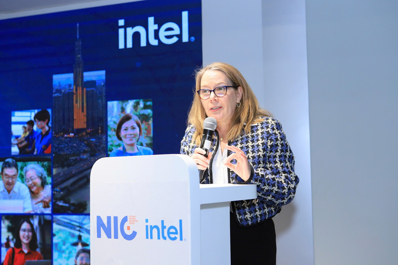 Bà Sarah Kemp - Phó Chủ tịch phụ trách Đối ngoại chính phủ quốc tế của Tập đoàn Intel - phát biểu tại chương trình.