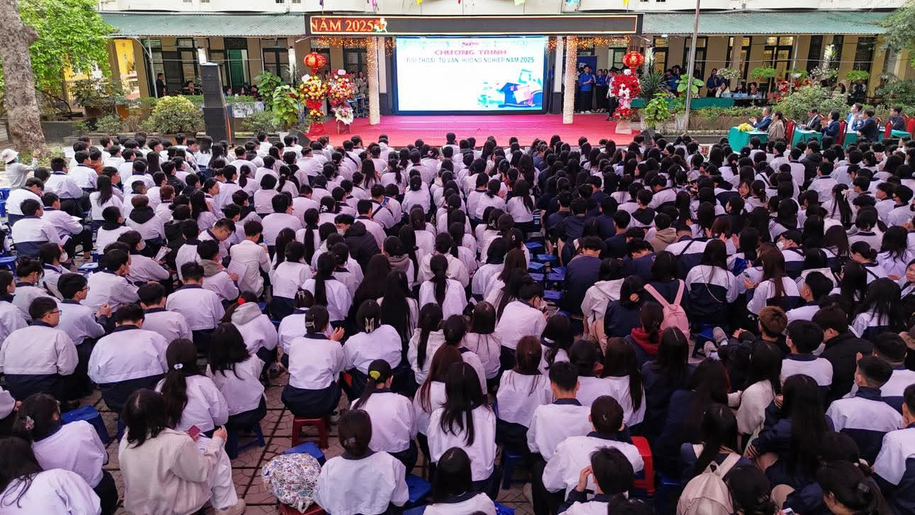 Hơn 2.000 học sinh THPT trên địa bàn thành phố Hà Nội tham gia chương trình Hơn 2.000 học sinh THPT trên địa bàn thành phố Hà Nội tham gia chương trình