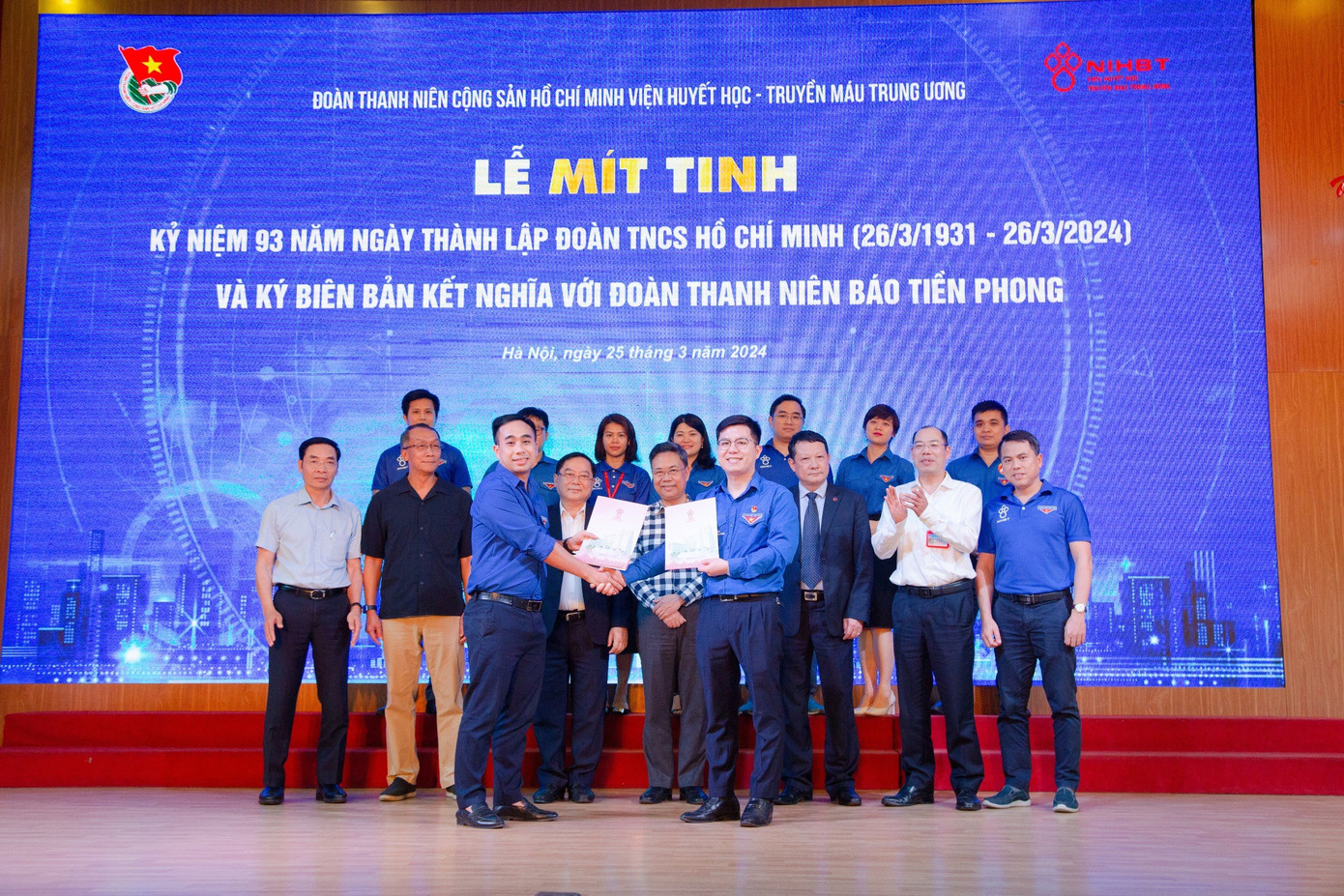 Đoàn Thanh niên Viện Huyết học – Truyền máu Trung ương đã ký kết biên bản kết nghĩa với Đoàn Thanh niên Báo Tiền Phong với sự chứng kiến của Đảng ủy, Ban Lãnh đạo Viện và lãnh đạo báo Tiền Phong.